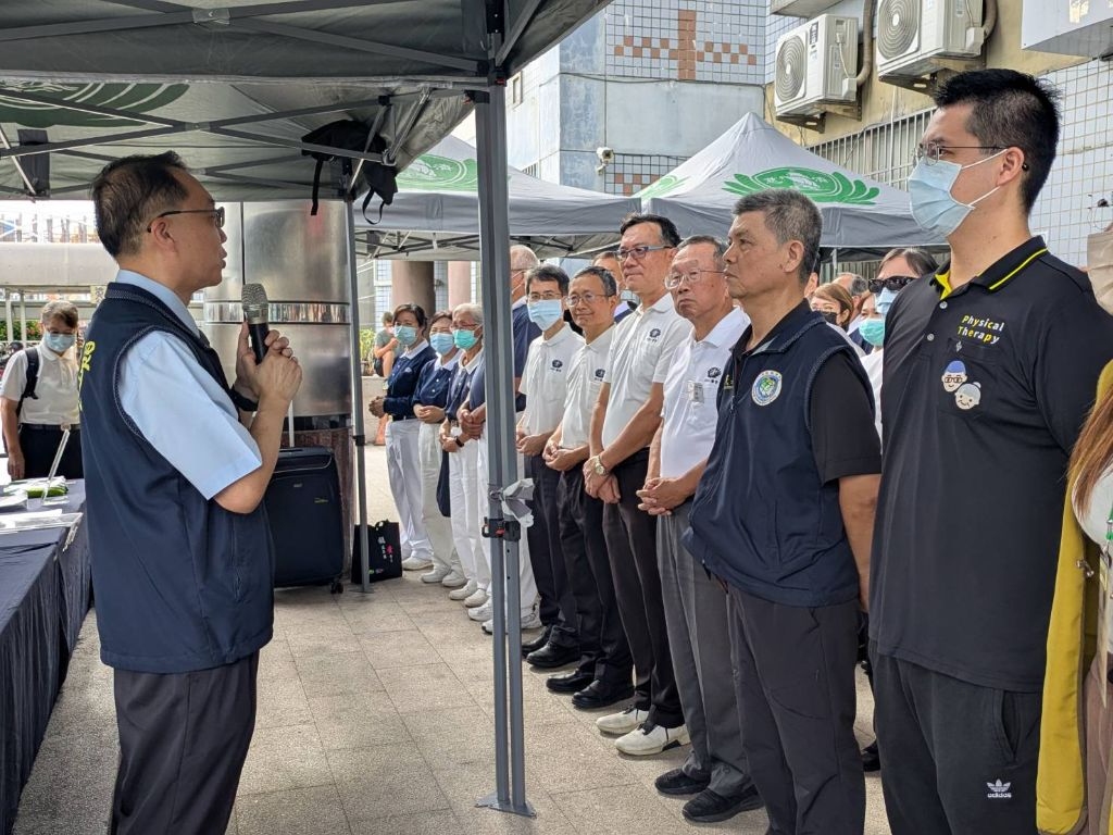 內政部移民署國境事務大隊副大隊長廖維元蒞臨現場表示,過去義診曾及時發現漁工患有嚴重眼疾,所幸經人醫會診治與追蹤,成功挽救了漁工視力,也保全了其背後家庭的生計。