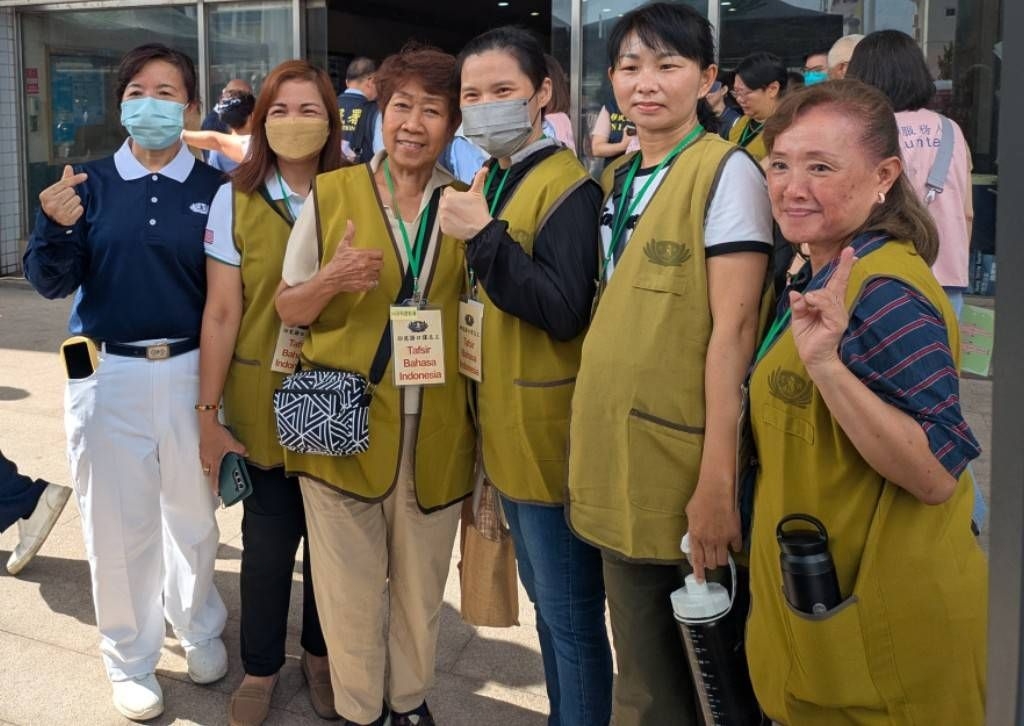 屏東縣新住民文化經貿交流協會理事長容彩琴(左三),帶了十多位新住民來協助當通譯志工,讓醫護與外籍漁民間的溝通能無障礙。