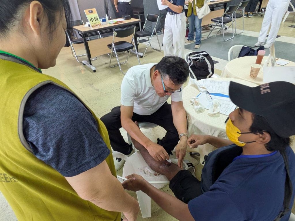 印尼籍漁民在通譯陪伴來到骨科,他說因為工作時造成膝蓋受傷,在船上只能暫時自行處裡傷口。在骨科簡言軒醫師診療後,仔細地為他消毒傷口與包紮,還給他藥膏、敷料等藥物。