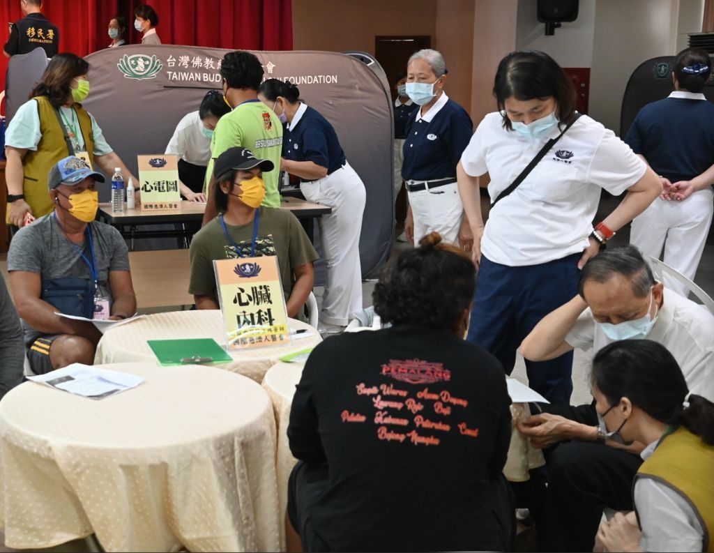心臟內科林少琳醫師(右二)細心、詳細的從檢查的心電圖中發現狀況,透過通譯告知受檢者心臟的狀況,以及後續需要注意做追蹤治療。