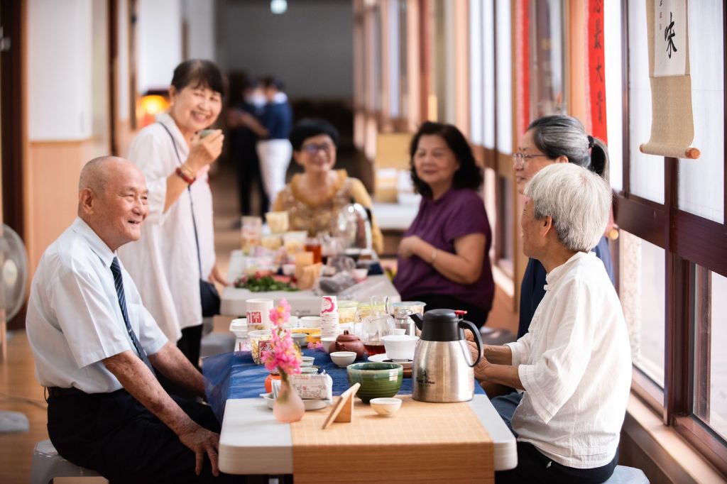 生生家電「清涼專案」第二波行動。除了家電修繕與教學,現場安排「茶禪一味」奉茶。