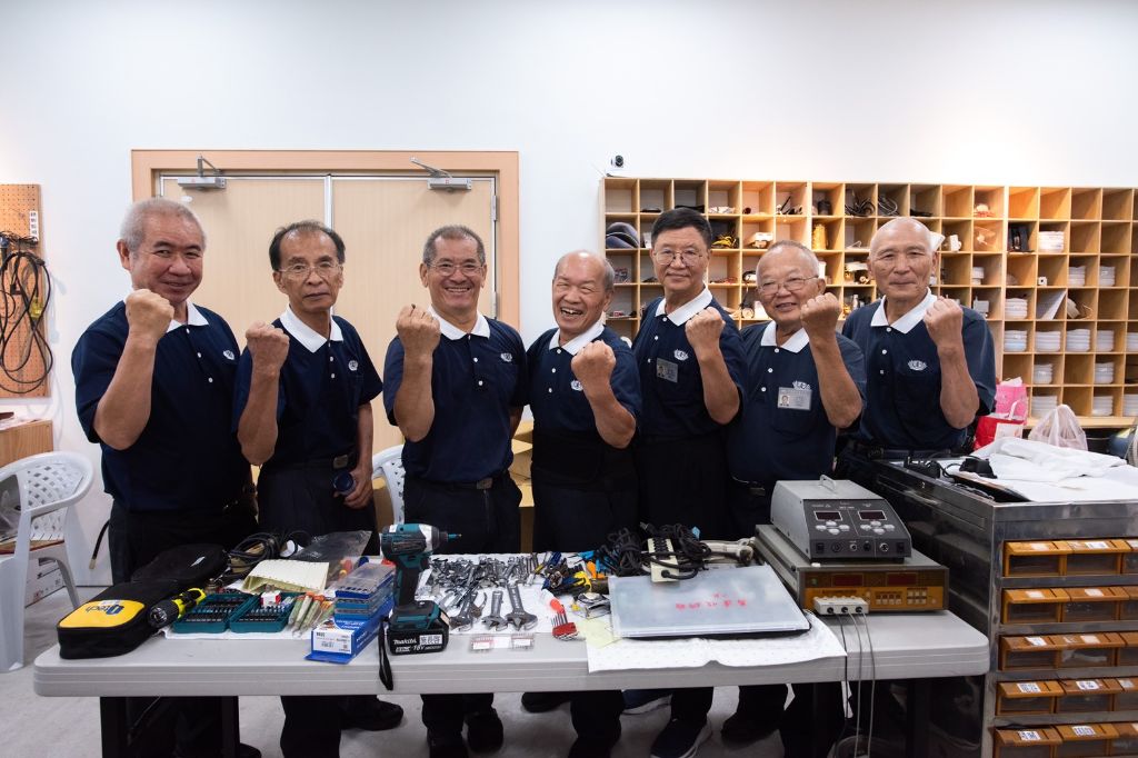 這股溫暖的共鳴也吸引了外地的支持。來自台中的慈濟輔具團隊,在志工鄒顯亮的帶領下,特地送來一批維修工具支援現場。