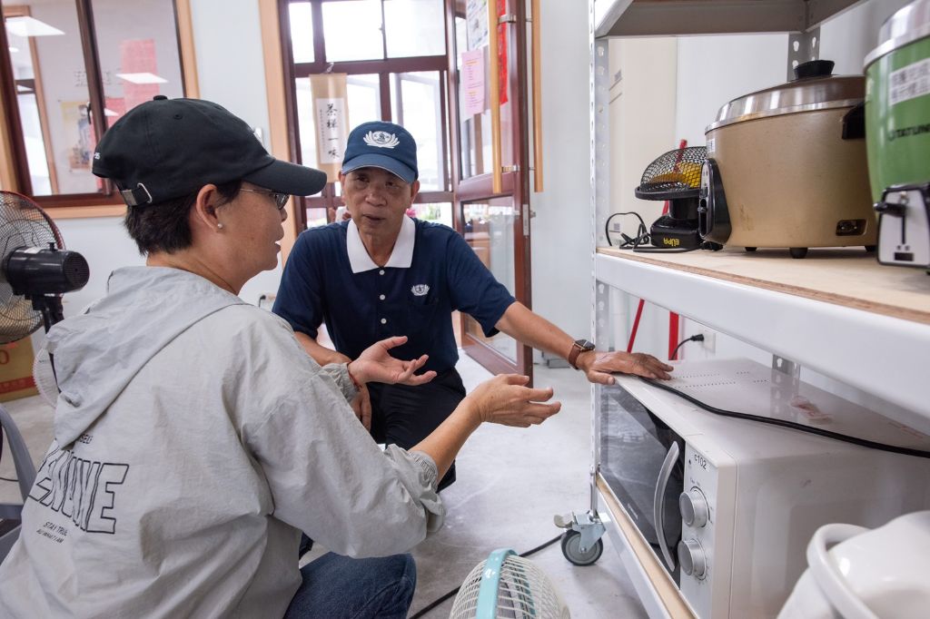 陳峻峰(右)分享,目前生生家電室已逐步發揮社區功能,優先協助環保站大量家電資源重新創造價值。