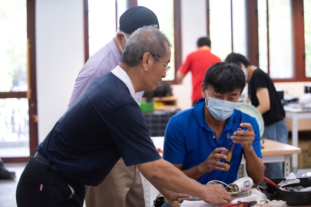 陳宥江(右ㄧ)分享,在這裡學的不只是維修技術,更是一種惜福愛物的生活態度。