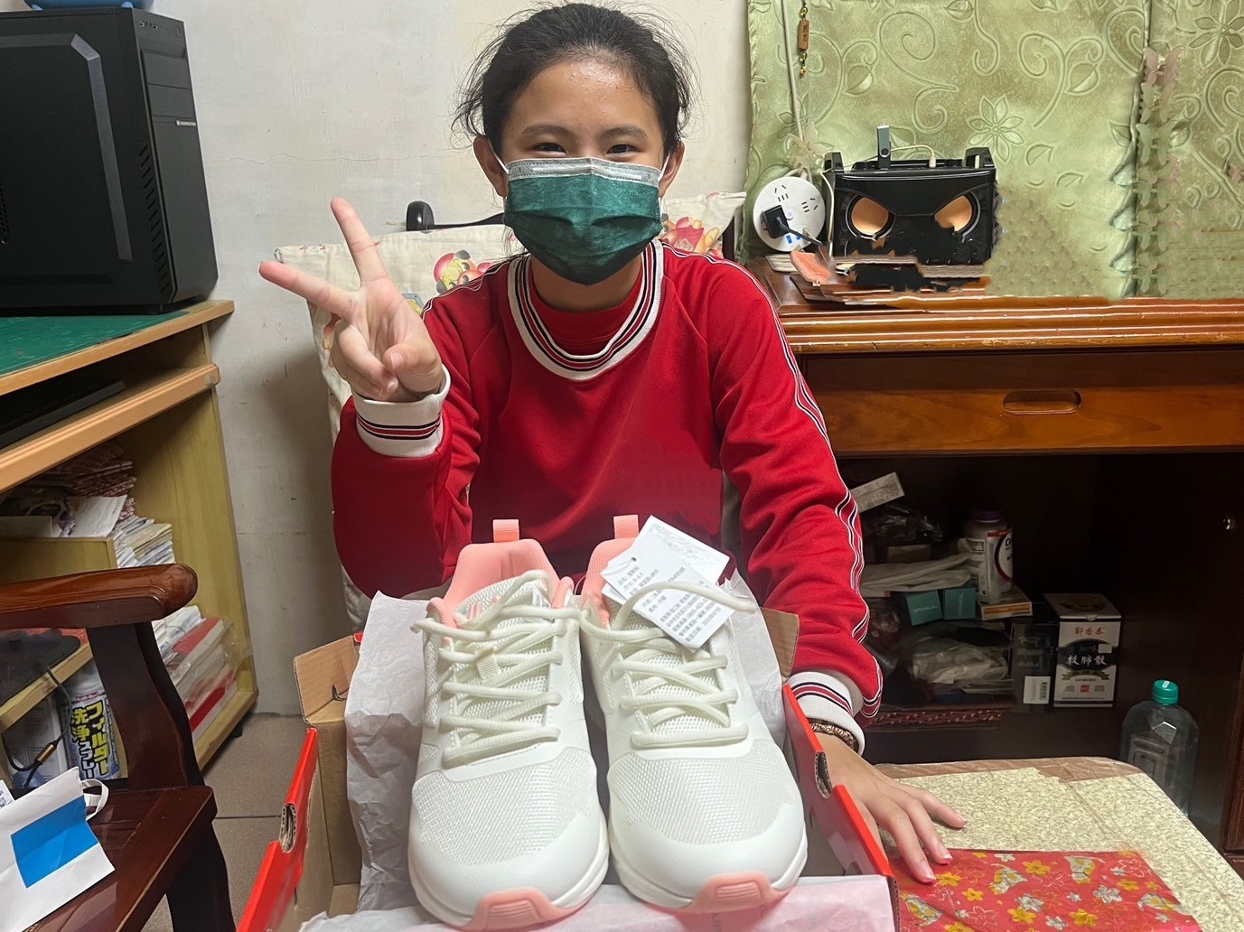 小卿升上國中後加入學校田徑隊，在台灣世界展望會協助下，透過新光三越聖誕圓夢計畫獲贈運動布鞋，支持她勇敢追夢。