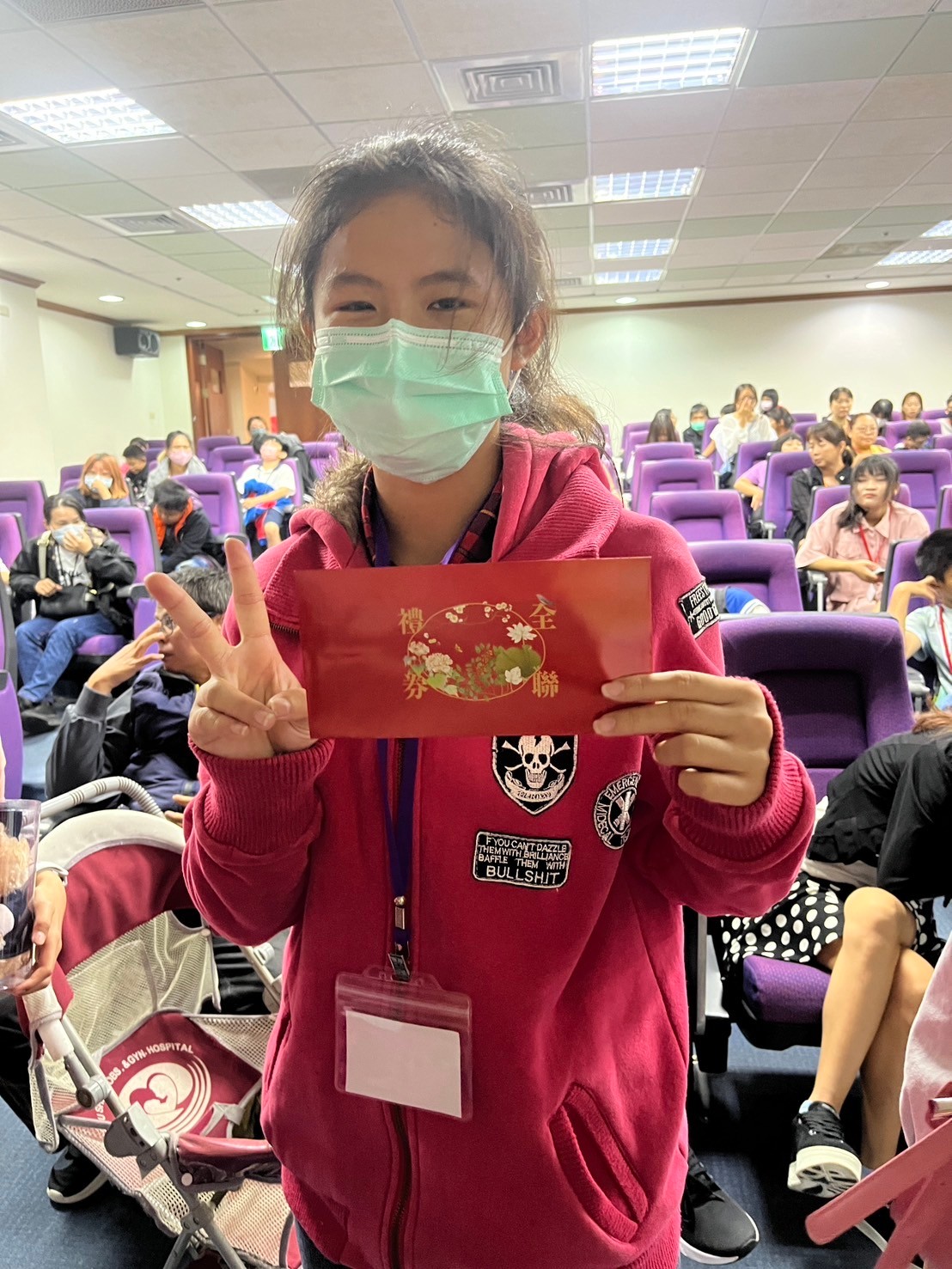 小卿與家人共同參與展望會家庭教育方案，全程認真投入課程學習，積極參與互動問答，展現良好的學習態度，並獲得活動獎品肯定。