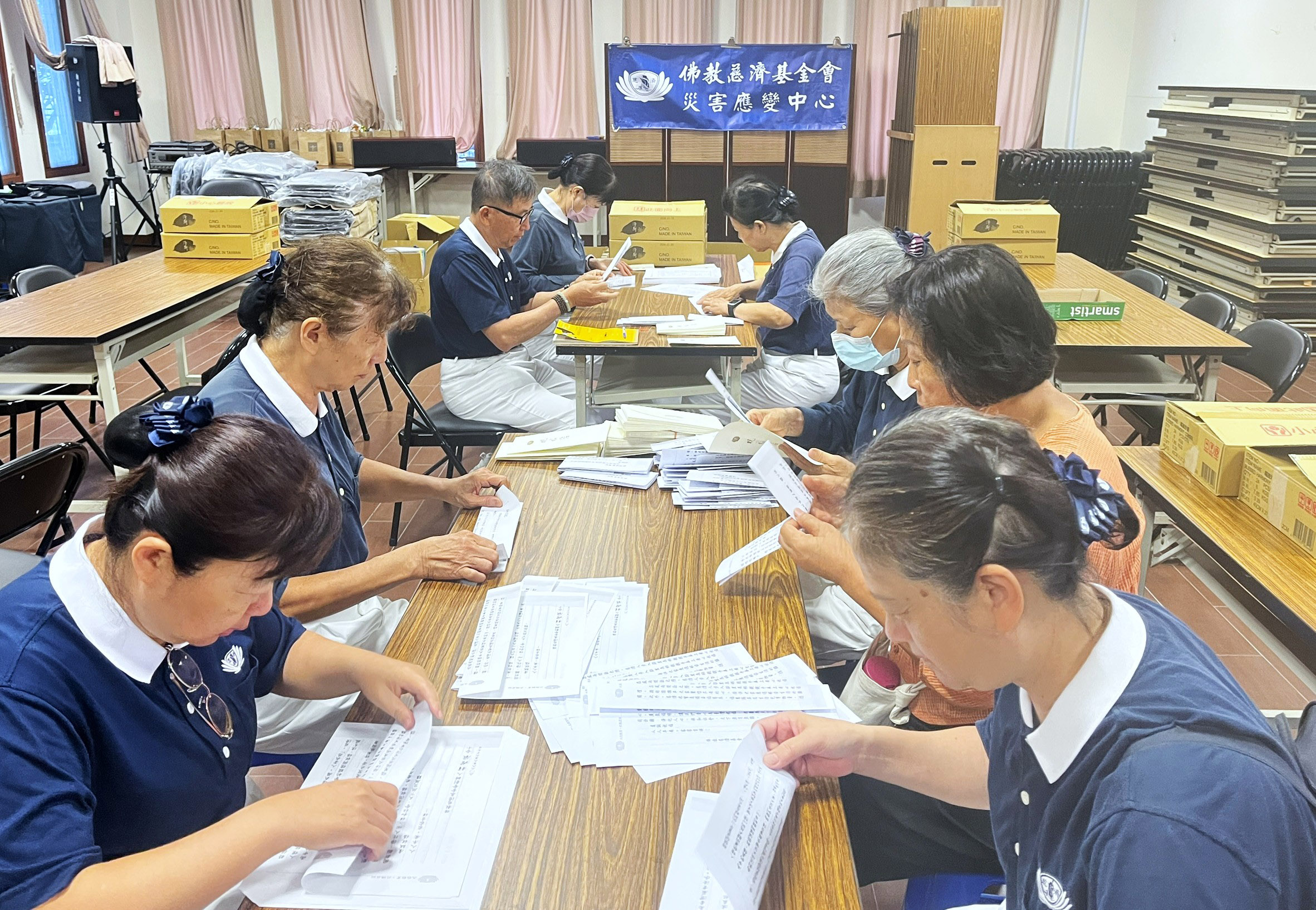 每一份安心祝福禮袋中，皆恭敬附上一封證嚴法師致受災鄉親的慰問信。這封匯聚全球慈濟人祈禱與祝福的信函，不僅傳遞了對屏東土地的深切關懷，更如同一股清泉，溫潤了受災鄉親驚魂未定的心靈。