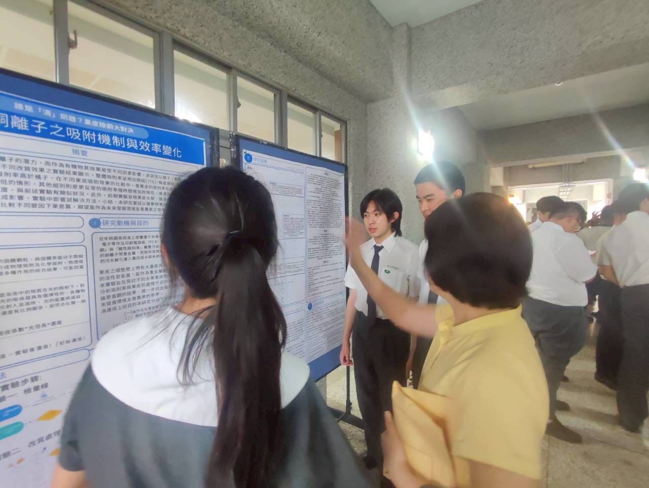 成大教授也在靜態海報展上給予同學們寶貴意見，激盪出更多在各專業領域的創意與學術思維。