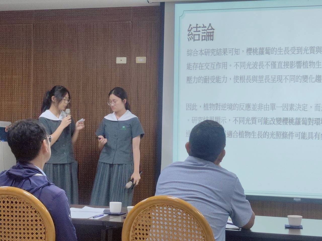 生物組作品聚焦於臺南鹽漬化土地議題，探討不同光質及環境逆境對植物生長的影響，期望找出較佳的生長條件。