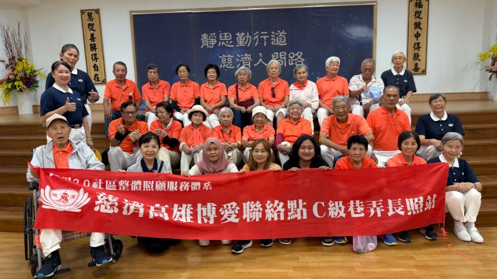高雄十全博愛巷弄長照C據點的二十四名長者，盼來了今年度的「戶外教學」。