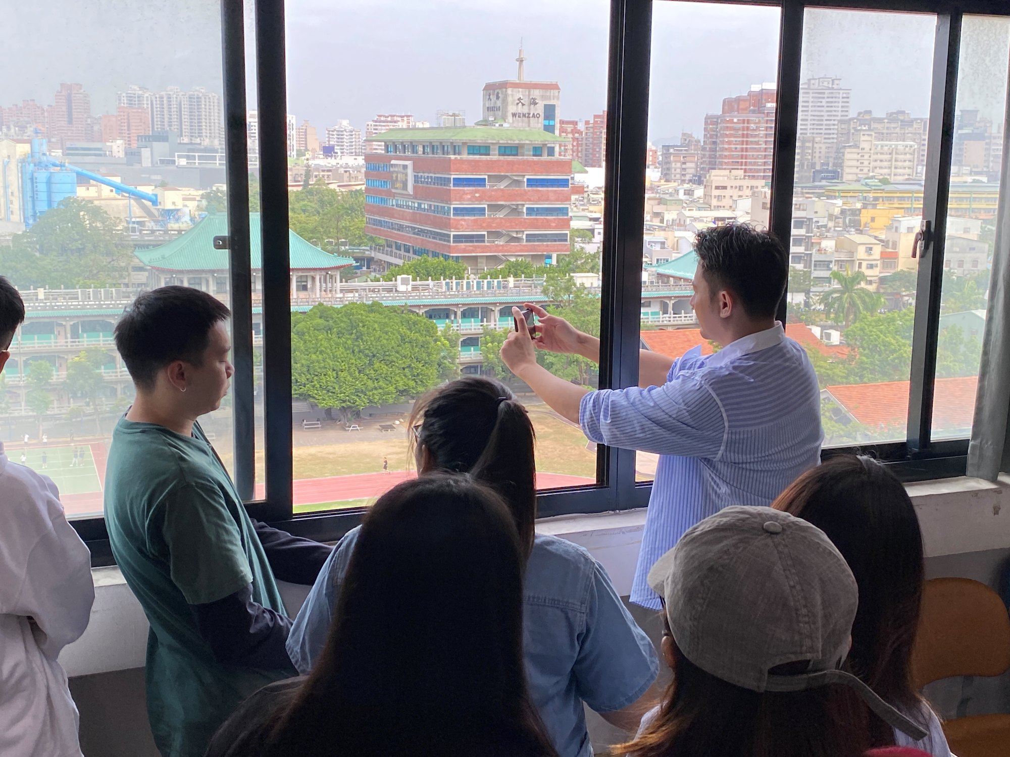 講師講解繪本取景和拍攝方式