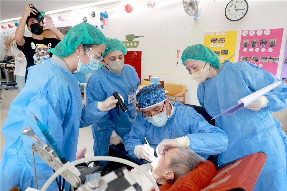 松柏園老人長期照顧中心義診，郭玟鑫醫師（右二）與牙科小組為住民洗牙。