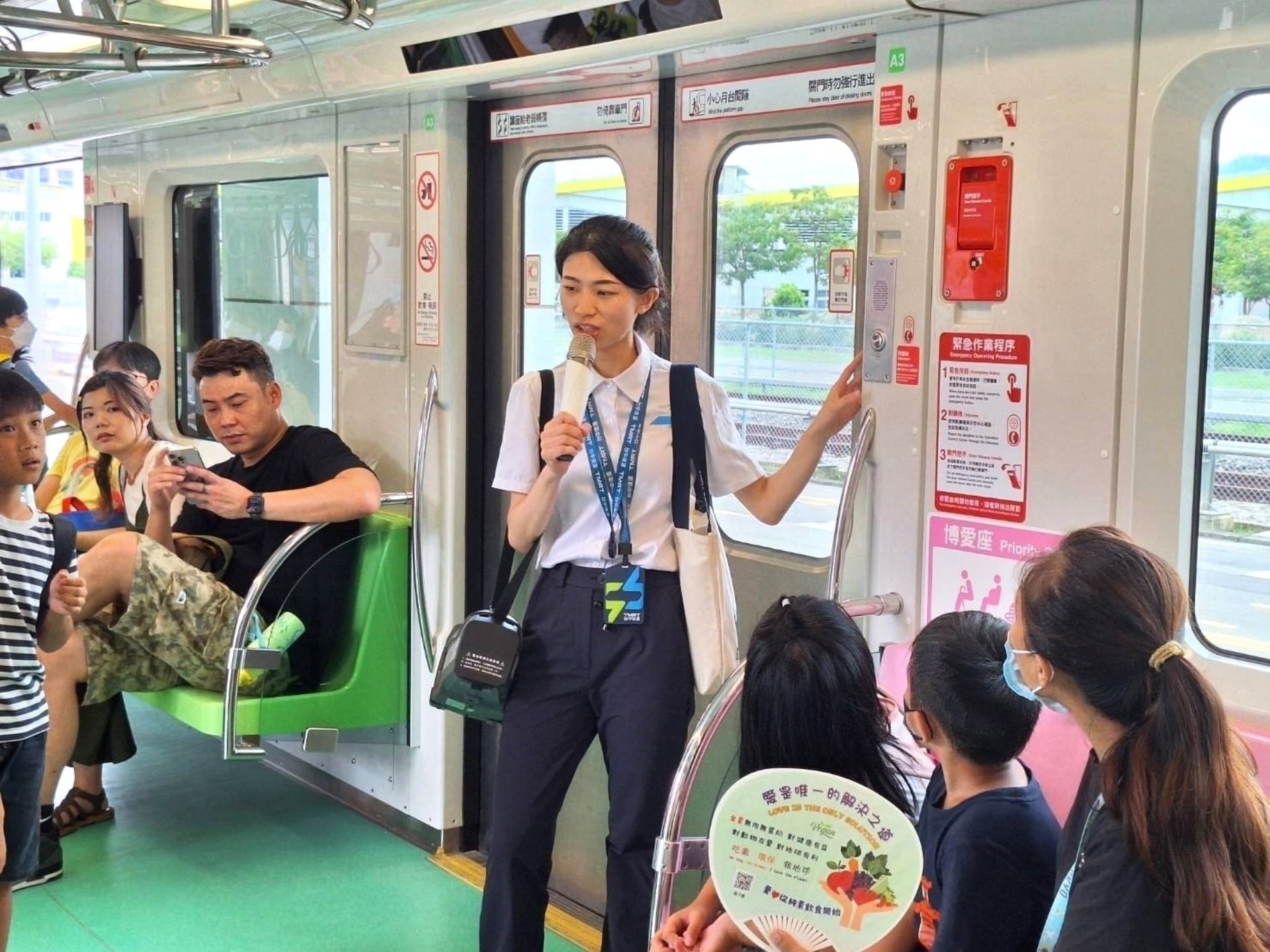 中捷導覽人員說明列車安全設備