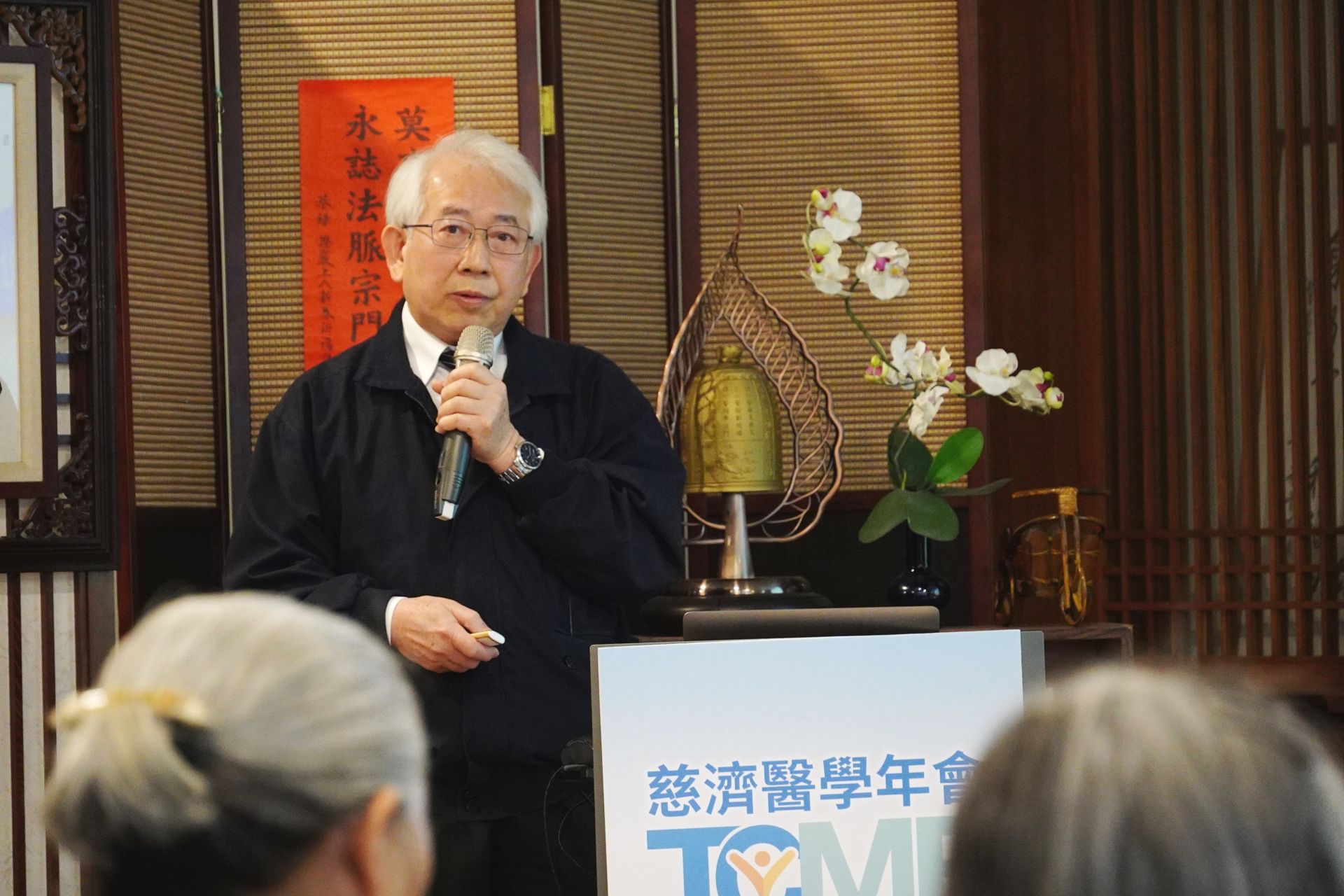 慈濟醫學年會第一場社區民眾講座，邀請到全臺最難掛號的大林慈濟醫院關節中心資深顧問呂紹睿醫師，分享20年臨床與研究，帶領民眾認識「護膝、保膝、救膝」三部曲。