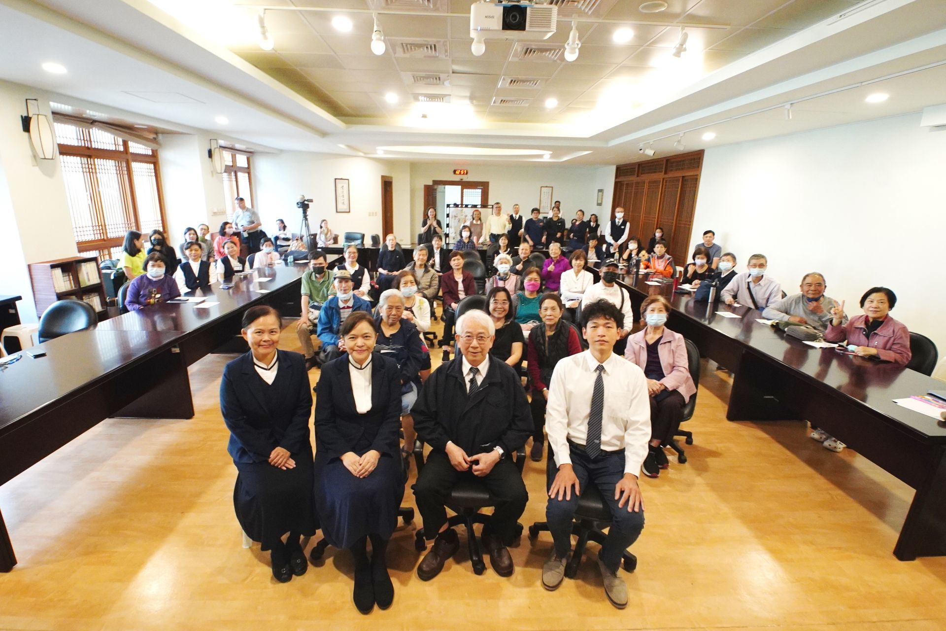 慈濟醫學年會「社區民眾系列講座」3月2日首場健康講座由大林慈院關節中心資深顧問呂紹睿醫師（第一排右二）與花蓮慈院精神醫學部林可寰醫師（第一排右一）帶來精采演講。第一排左二為慈濟大學劉怡均校長、左一為溫蕙甄主任祕書。