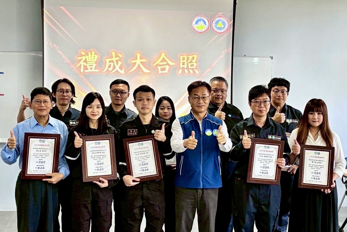 環境部化學署蔡署長（右3）與獲頒114年度優良表現獎應變體系成員合影