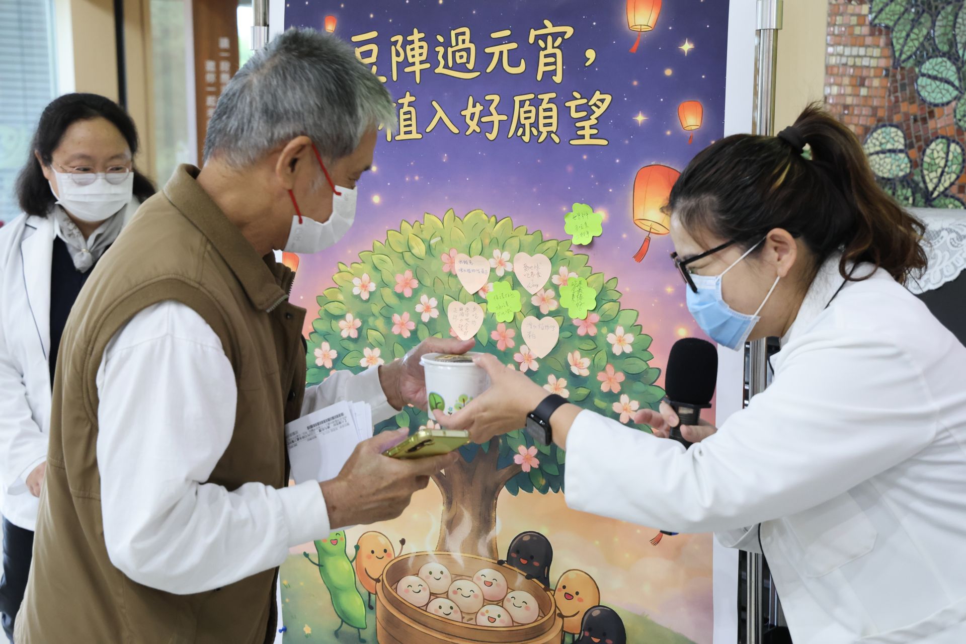 現場邀請民眾填寫問卷，並在許願牆貼上「支持茹素」的便利貼，大家參與踴躍，更有民眾表示：「以前覺得吃素很難，但今天聽了營養師分享，才知道吃豆子有益心臟，還能保護地球！」