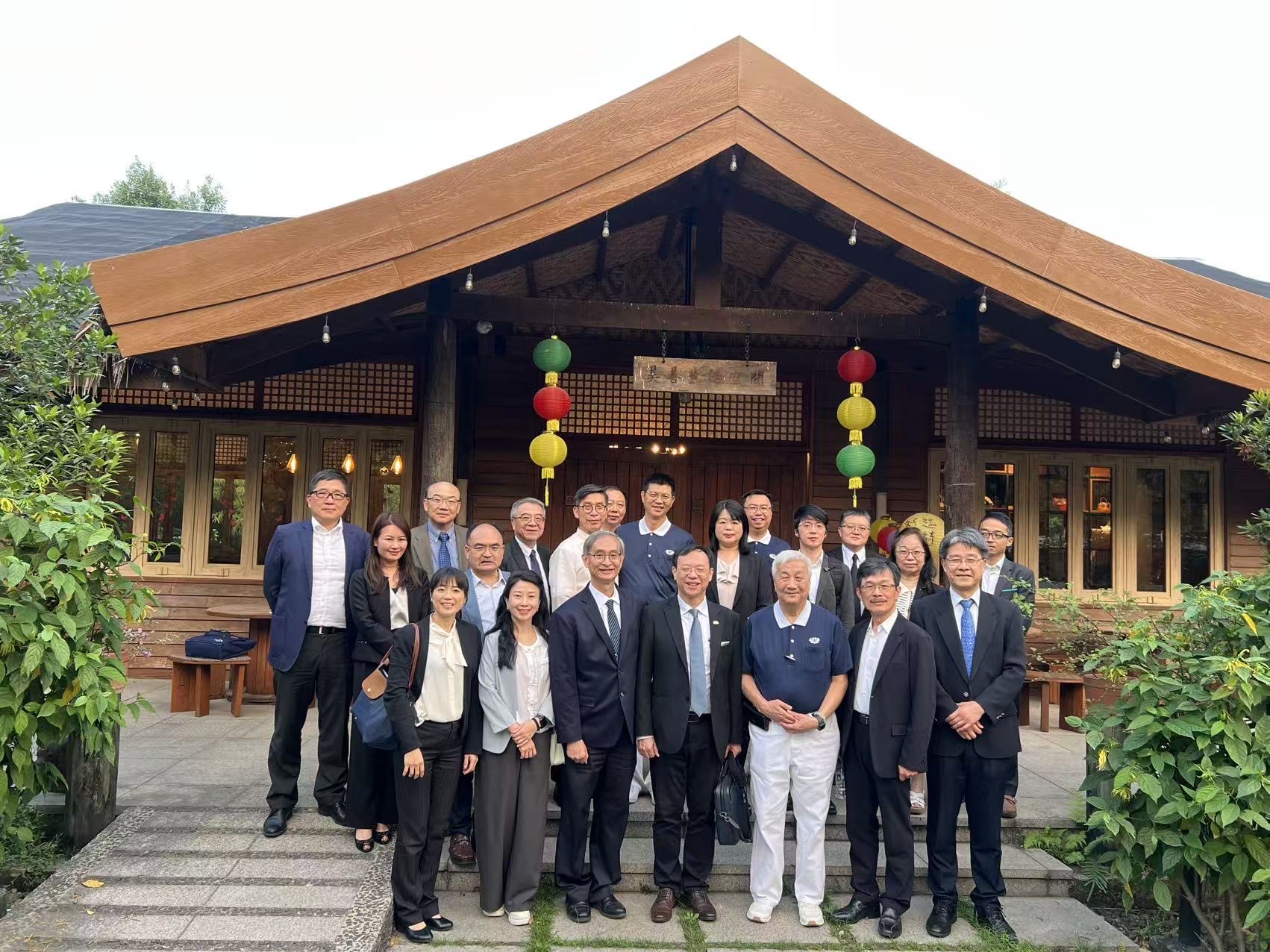 衛福部石崇良部長(前排中)由花蓮慈濟醫院李啟誠副院長(前排左三)邀請，前往菲律賓慈濟志業園區，並感恩慈濟醫院自2018年開始深耕菲律賓醫療，也帶進台灣產業發展。