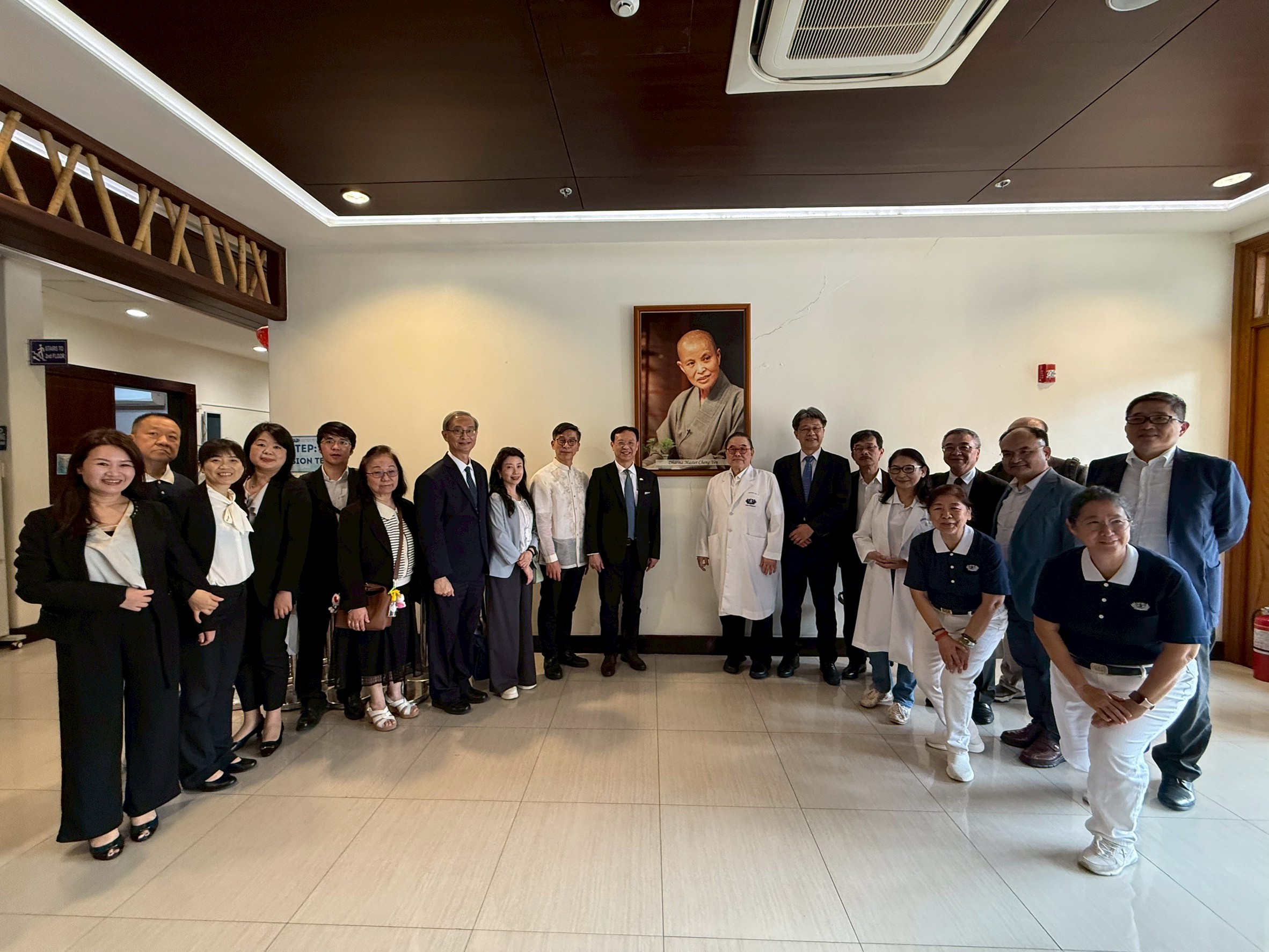 花蓮慈濟醫院李啟誠副院長(左七)邀請衛福部石崇良部長(左十)參觀菲律賓慈濟志業園區所設眼科中心，了解當地醫療狀況。