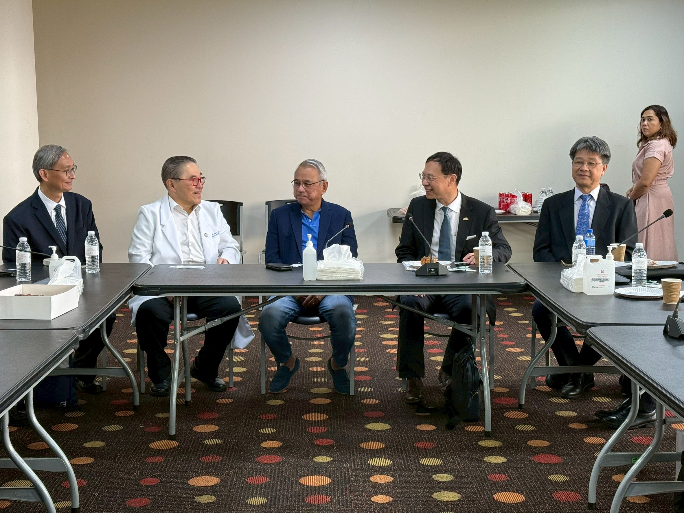 衛福部石崇良部長受花蓮慈濟邀請，訪問菲律賓Cardinal Santos Medical Center，了解當地醫療機構和台灣醫療的合作現況，與院方相談甚歡。左起花蓮慈濟醫院李啟誠副院長，Cardinal Santos Medical Center院長Dr. Antonio S. Say、執行長Raul C. Pagdanganan、石崇良部長、萬芳醫院江振源研發副院長。