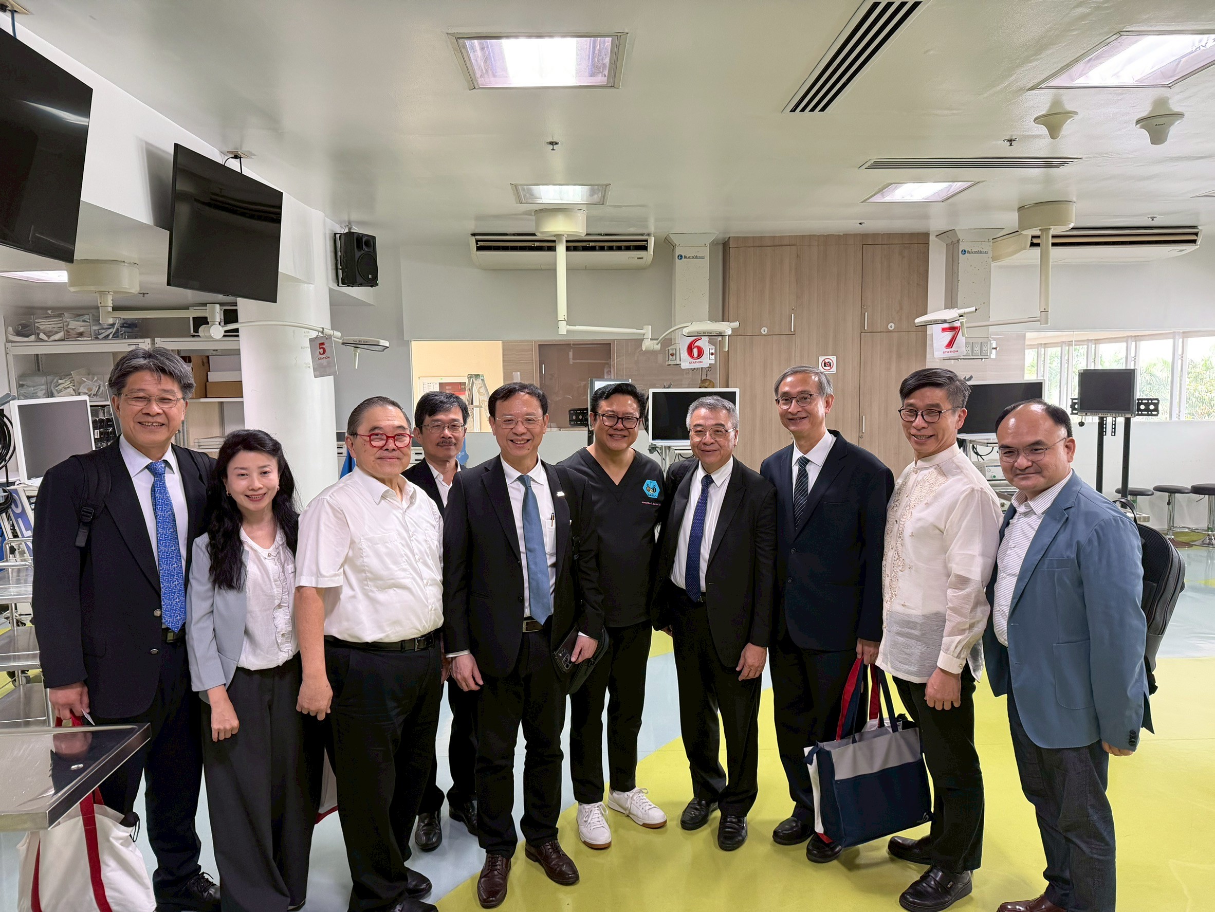 衛生福利部石崇良部長(左五)訪問新南向政策與花蓮慈濟醫院合作的Cardinal Santos Medical Center。右三為花蓮慈濟醫院李啟誠副院長。