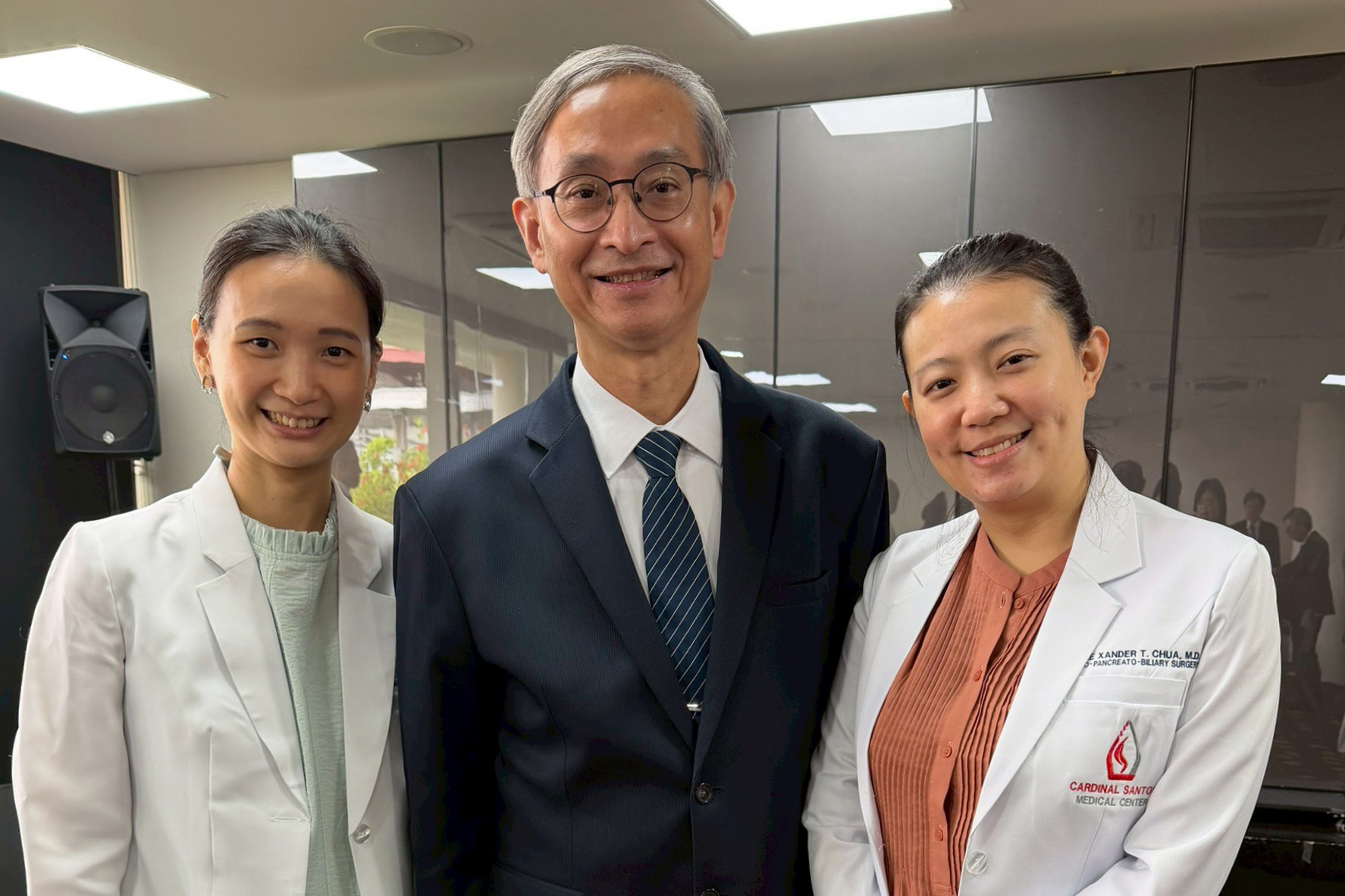 因新南向計畫，菲律賓與花蓮慈院合作，送醫師到花蓮慈濟醫院訓練。圖為負責國際醫療業務的李啟誠副院長，與來自菲律賓接受訓練的中醫師(左)與一般外科醫師(右)合影。