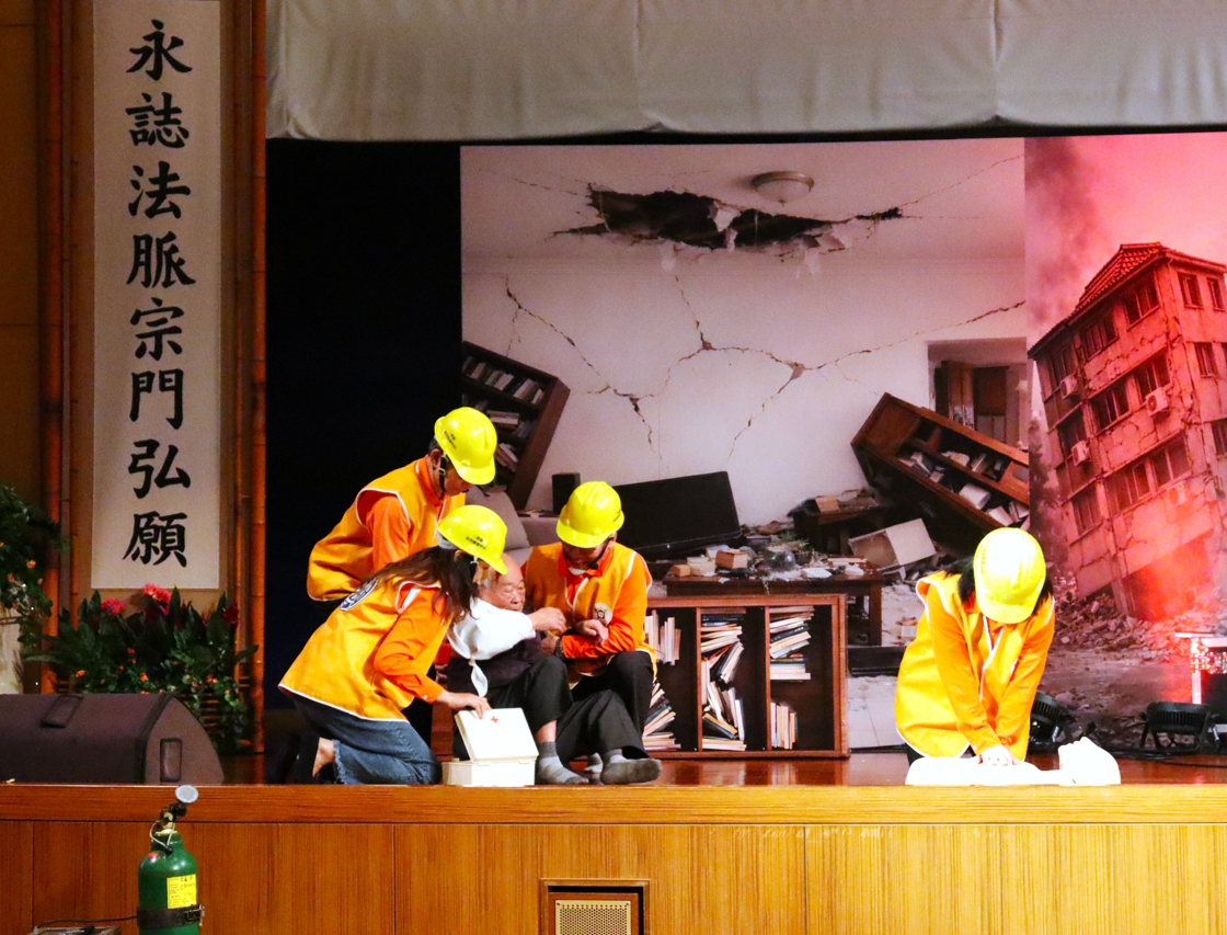 現場即時演練落實社區的防災士志工,面對地震等複合式災難來臨時的應對措施。