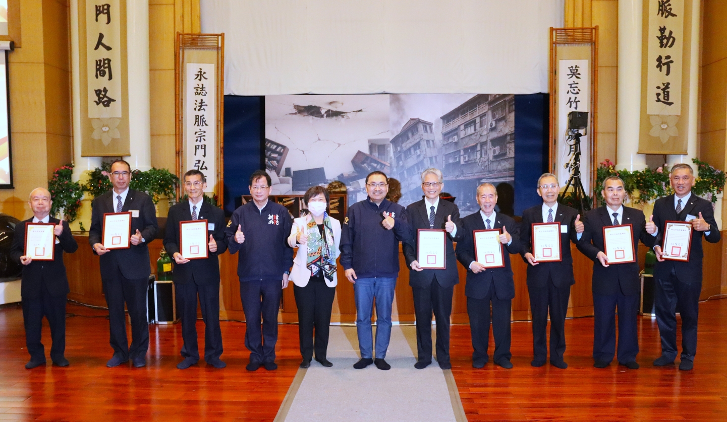 慈濟位於新北市內的各靜思堂志工代表,接受新北市長侯友宜頒發感謝狀。