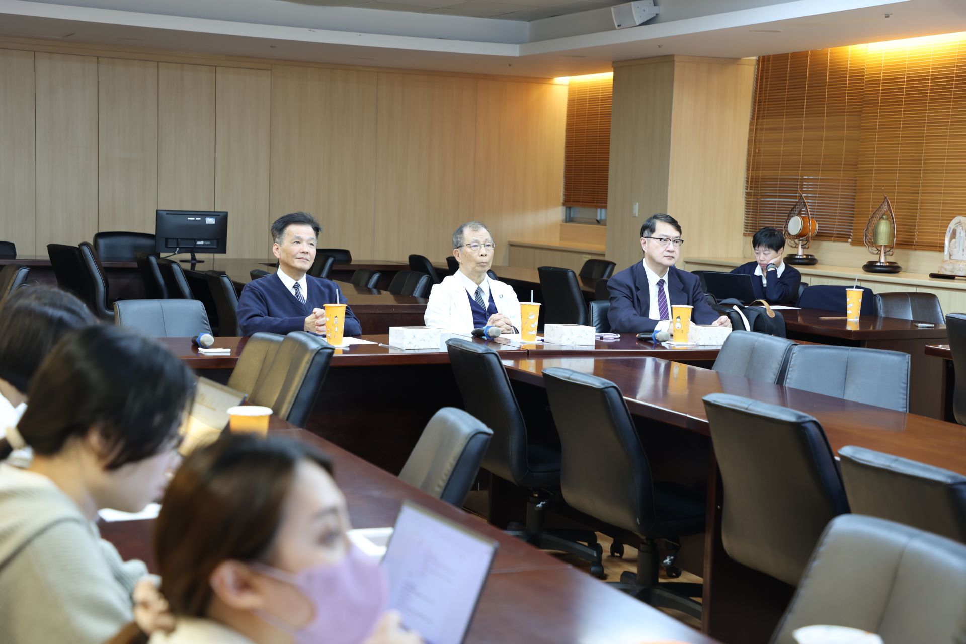 健保全人轉型的同時也是數位轉型的契機，健康資料組召集人花蓮慈院吳彬安副院長(中)主持專家會議，探討如何善用FHIR（快速健康照護互通資源），並在數位轉型中實務應用與管理。