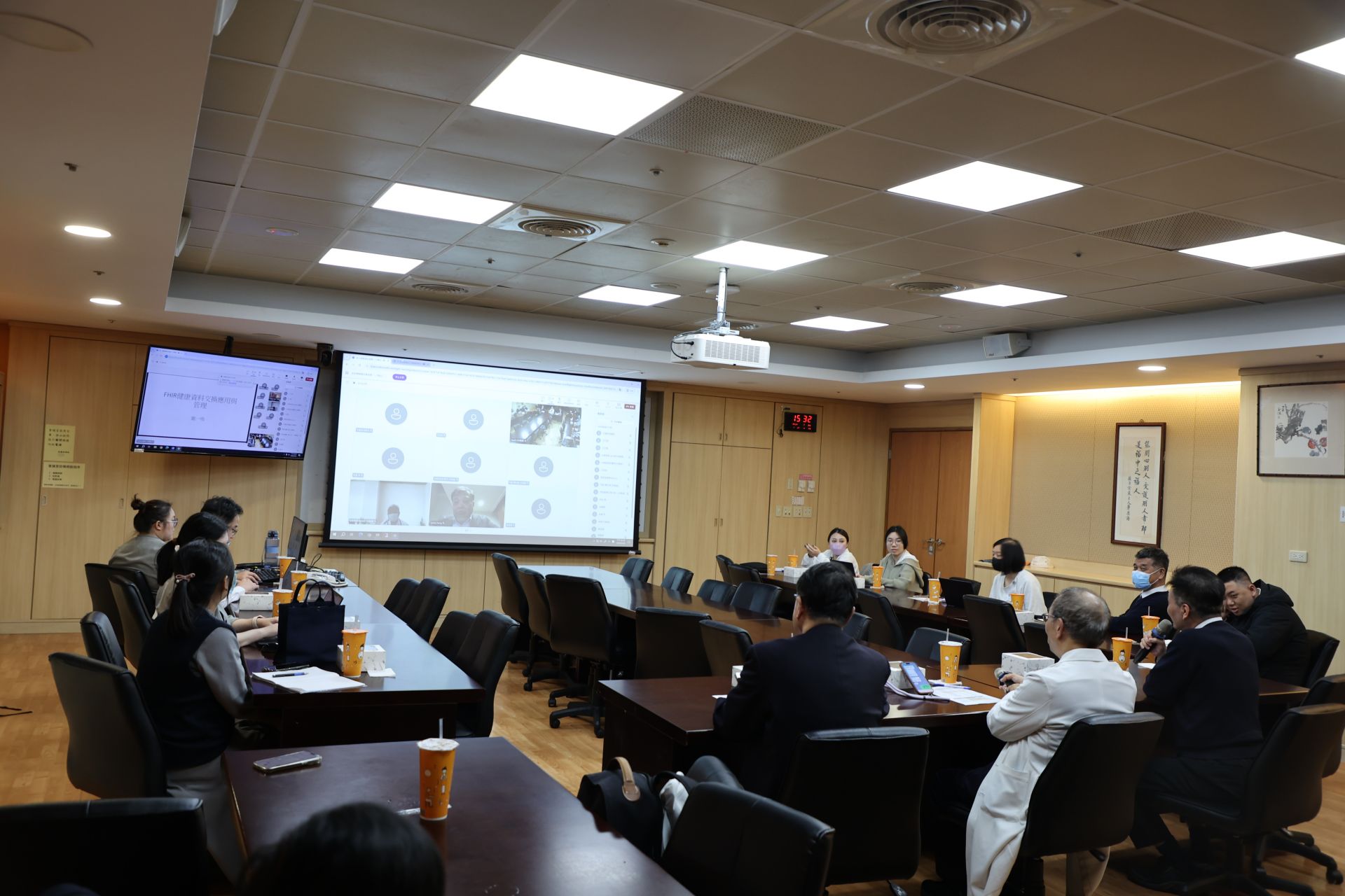 前健保署副署長龐一鳴(螢幕中下)以其資訊專長擔任東區全人整合照護計畫的外部專家，於第二次會議中以視訊與東區九所醫療院所分享，FHIR健康資料交換應用與管理。