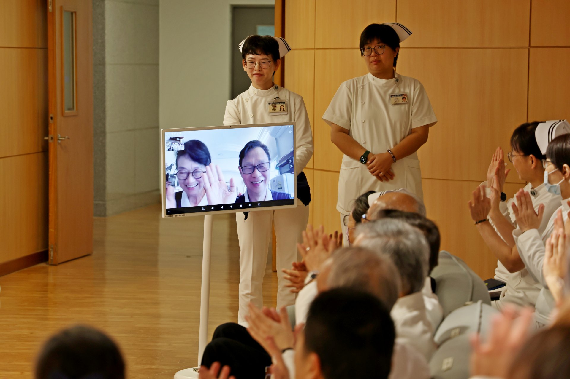 負責護理人文走廊策展與設計的新加坡慈濟志工莫濟協師兄與蕭慈力師姊，也透過視訊連線參與揭幕，歡喜送上祝福。