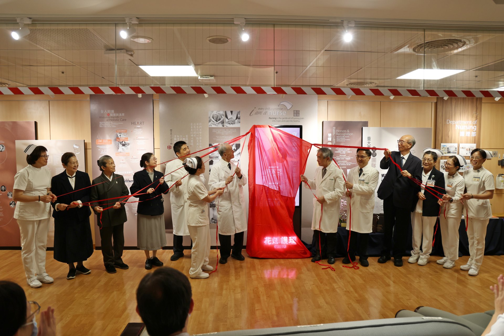 花蓮慈濟醫院今年邁向創院40周年，陪伴醫院成長的護理團隊也走過守護生命的40年，特別於協力二樓護理部前廊打造「護理人文走廊」。