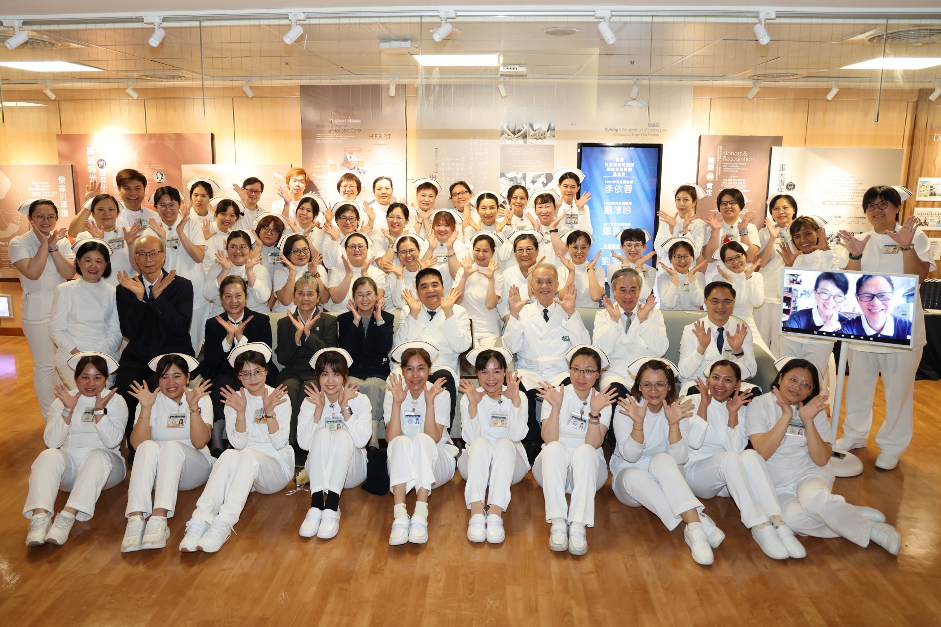 花蓮慈濟醫院今年邁向創院40周年，陪伴醫院成長的護理團隊也走過守護生命的40年，特別於協力二樓護理部前廊打造「護理人文走廊」。