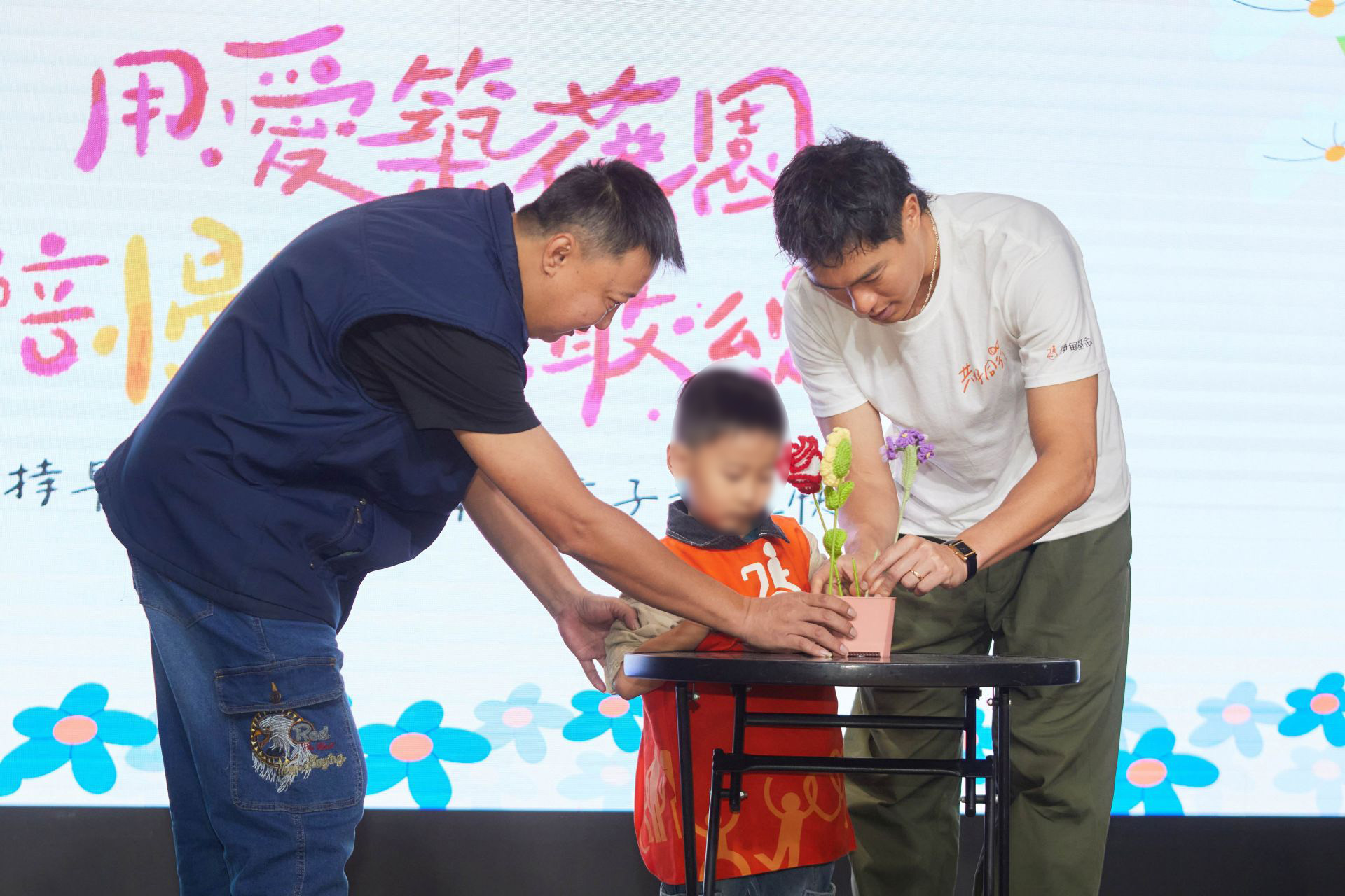 伊甸公益大使楊祐寧與慢飛天使小寶溫馨互動，現場DIY製作「感謝小盆栽」送給小寶的家長，象徵向辛苦付出的照顧者表達感謝。