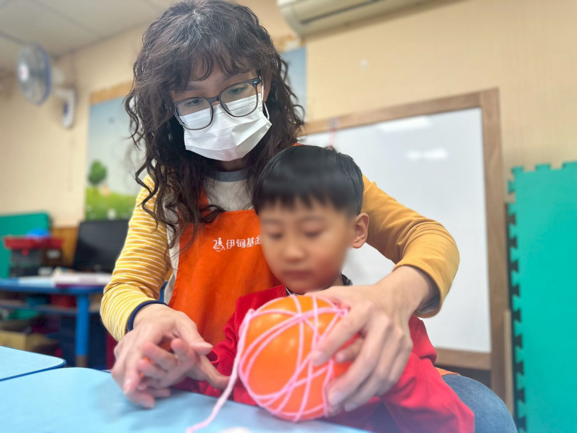 五歲慢飛天使小寶在伊甸一年多的早療服務下，口語能力明顯提升，能表達需求，也逐步融入校園生活。