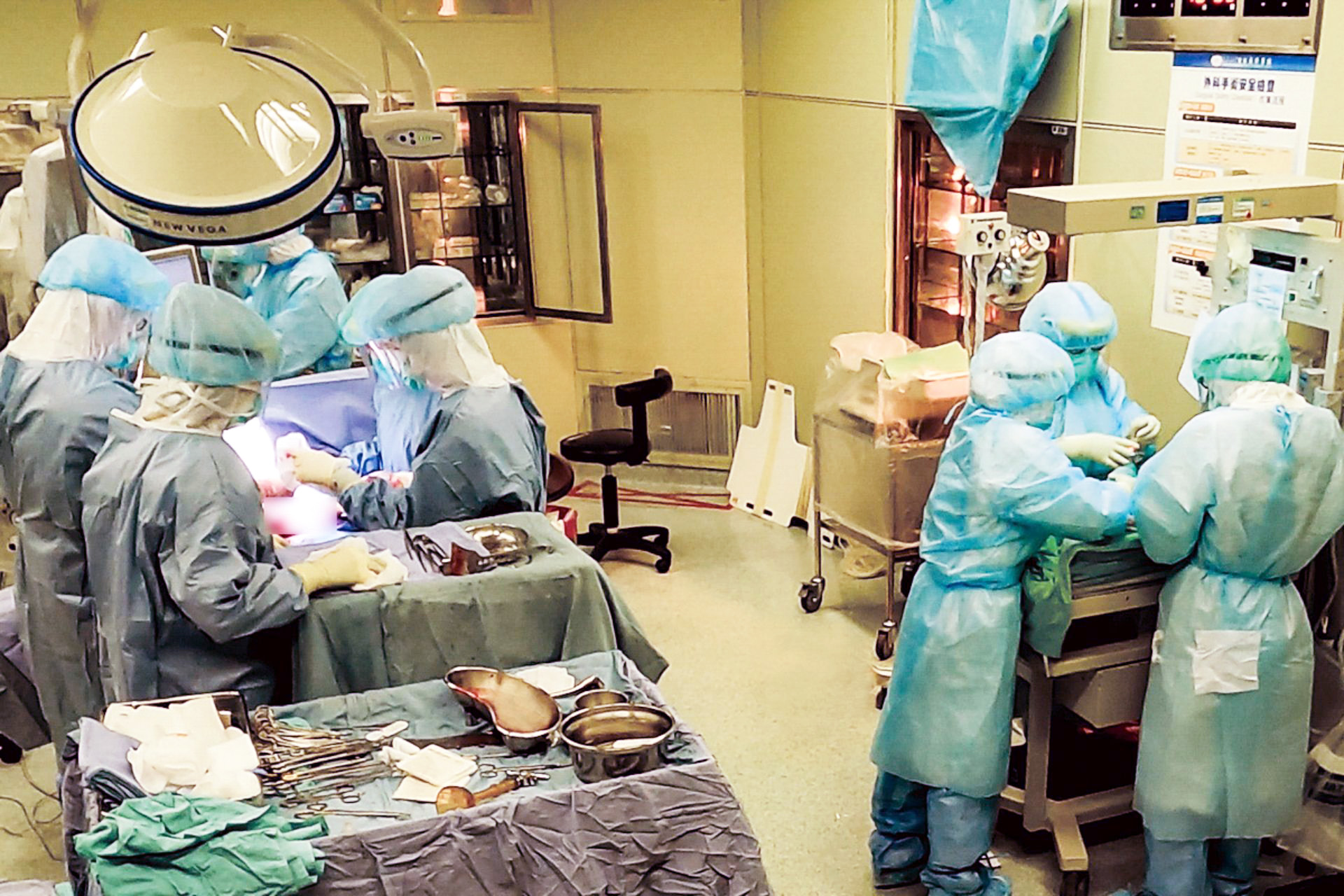 台北慈濟醫院設有具負壓前室的正壓手術室，可為傳染病患者執行手術，同時確保受汙染空氣不會造成交叉感染；圖為COVID-19期間，醫療團隊為染疫產婦進行剖腹產。