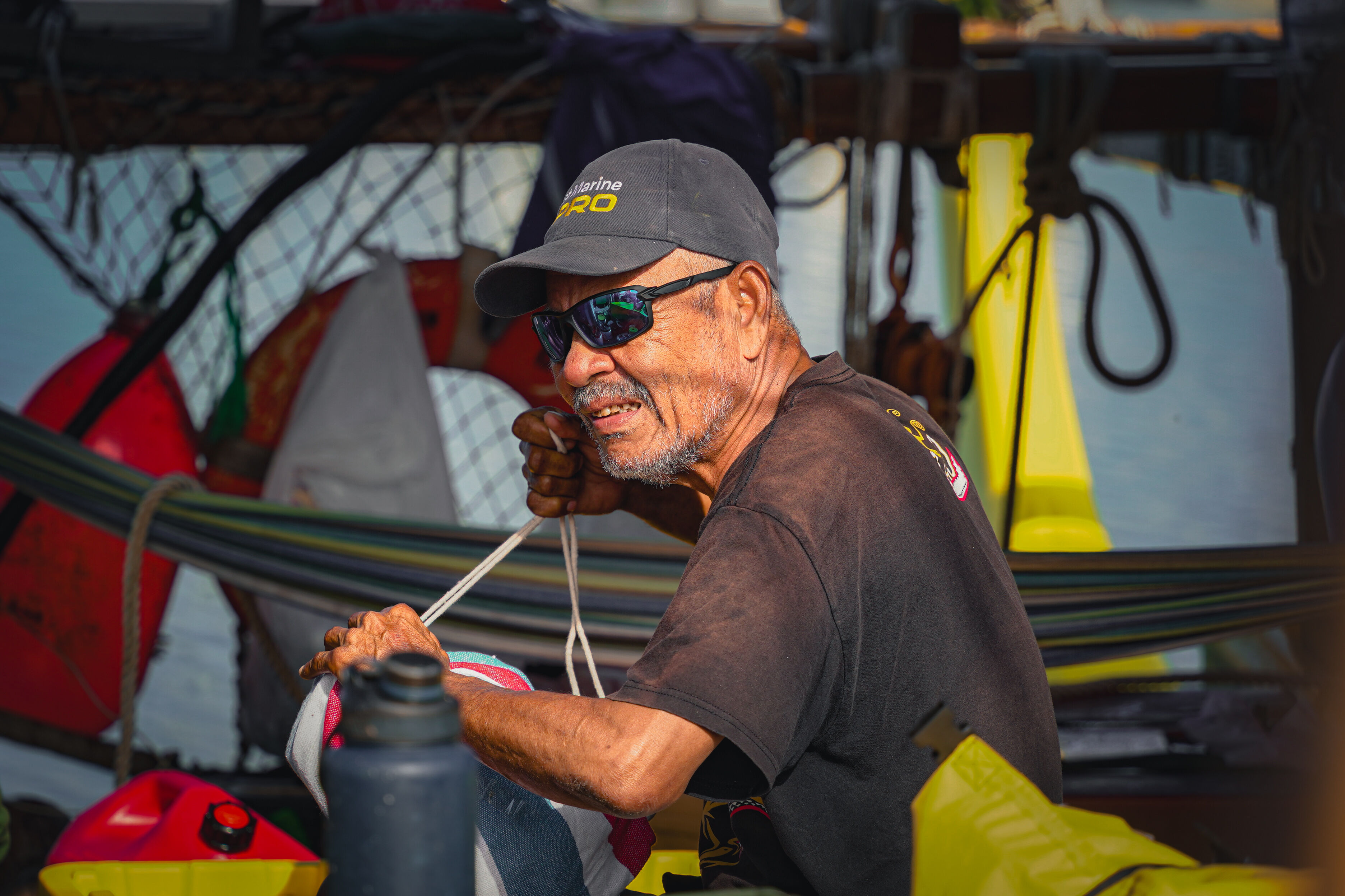 「無私分享號」(Alingano Maisu)船長Sesario Sewralur整備航程所需(國立中山大學提供)