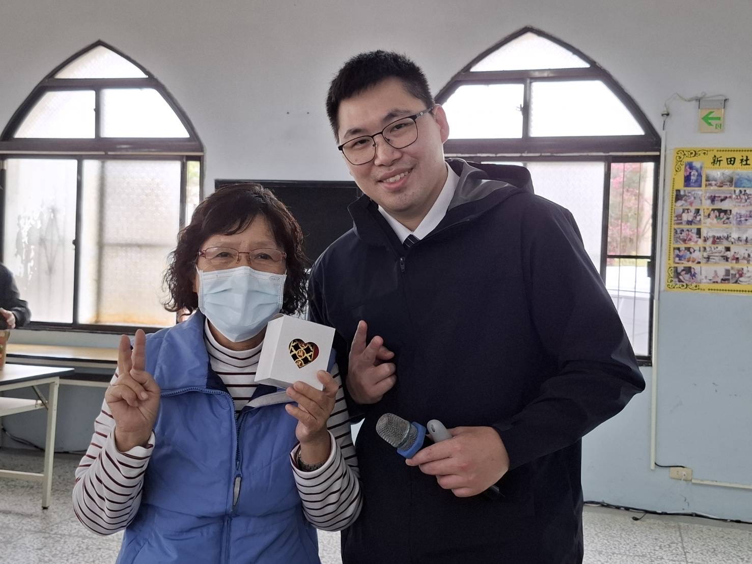 鄉親有獎徵答後，與翁任康醫師合影。