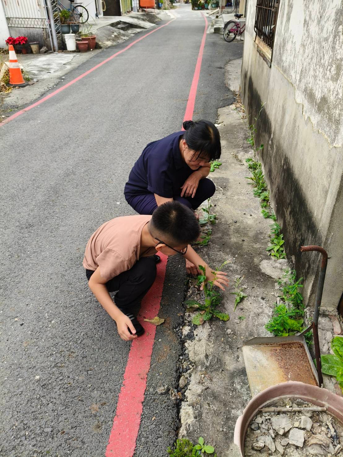 儘管家中經濟拮据，奶奶仍在日常生活中細心陪伴與引導小城，時常把生活中的點滴化作機會教育。(台灣世界展望會提供）