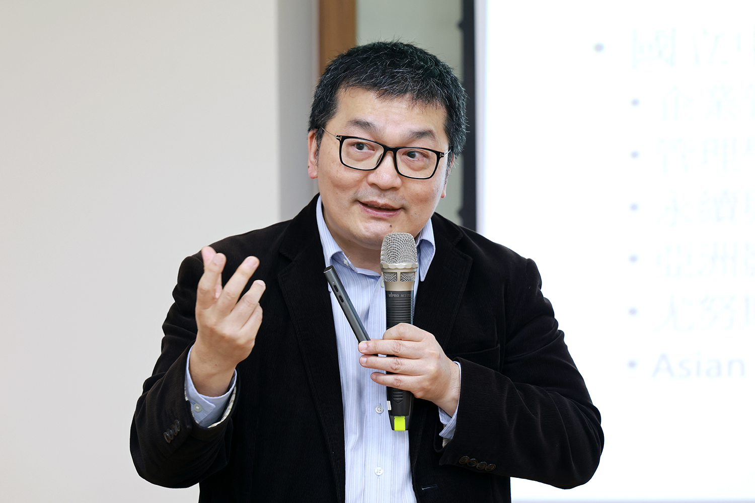 沈建文教授說明SROI如何分析專案的投入、產出與成果，他指出，社會影響力評估不只是對外呈現成果，更重要的是作為檢視與決策的參考依據。