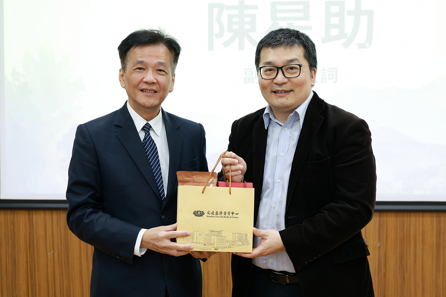 陳星助副院長將結緣品送給遠道而來的沈建文教授，象徵與花蓮慈濟醫院結下好緣，並攜手為未來的永續目標共同努力。