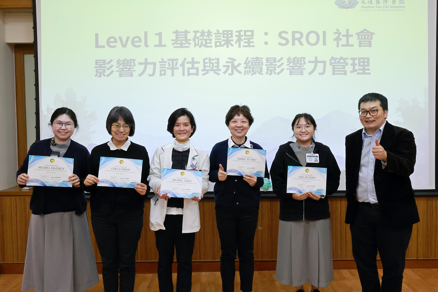 課程結束後，沈建文教授頒發證書給培訓同仁，期許同仁能透過這堂課學習，讓後續的醫療資源運用更有效益。