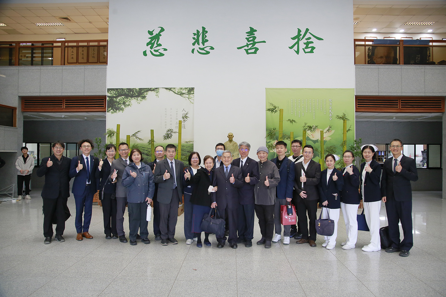 校友重回慈大校訓前合影。