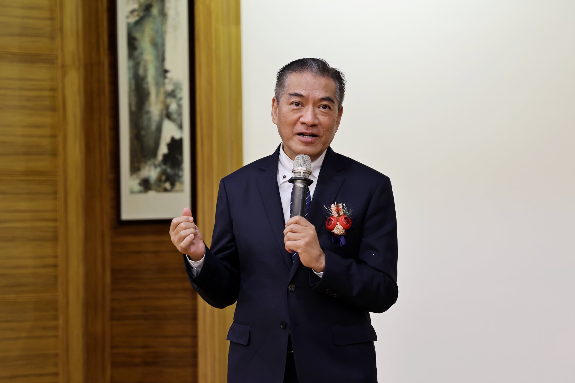 曾任醫療法人文傳室主任的何日生副執行長分享，「志為護理」強調以服務病人為核心，護理不僅是一份工作，更是一項具有使命與意義的志業。