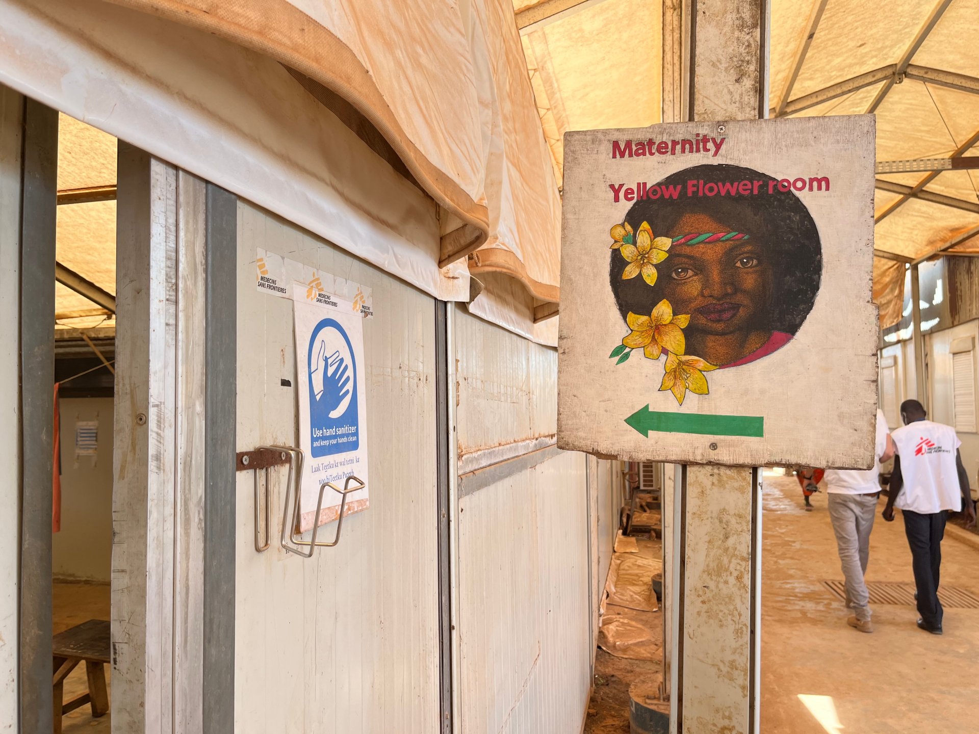 在南蘇丹班提烏（Bentiu）流離失所者營地，無國界醫生的社區核心小隊在外展活動中使用小黃花翻頁書進行教育，致力提升民眾對性暴力的防範意識。