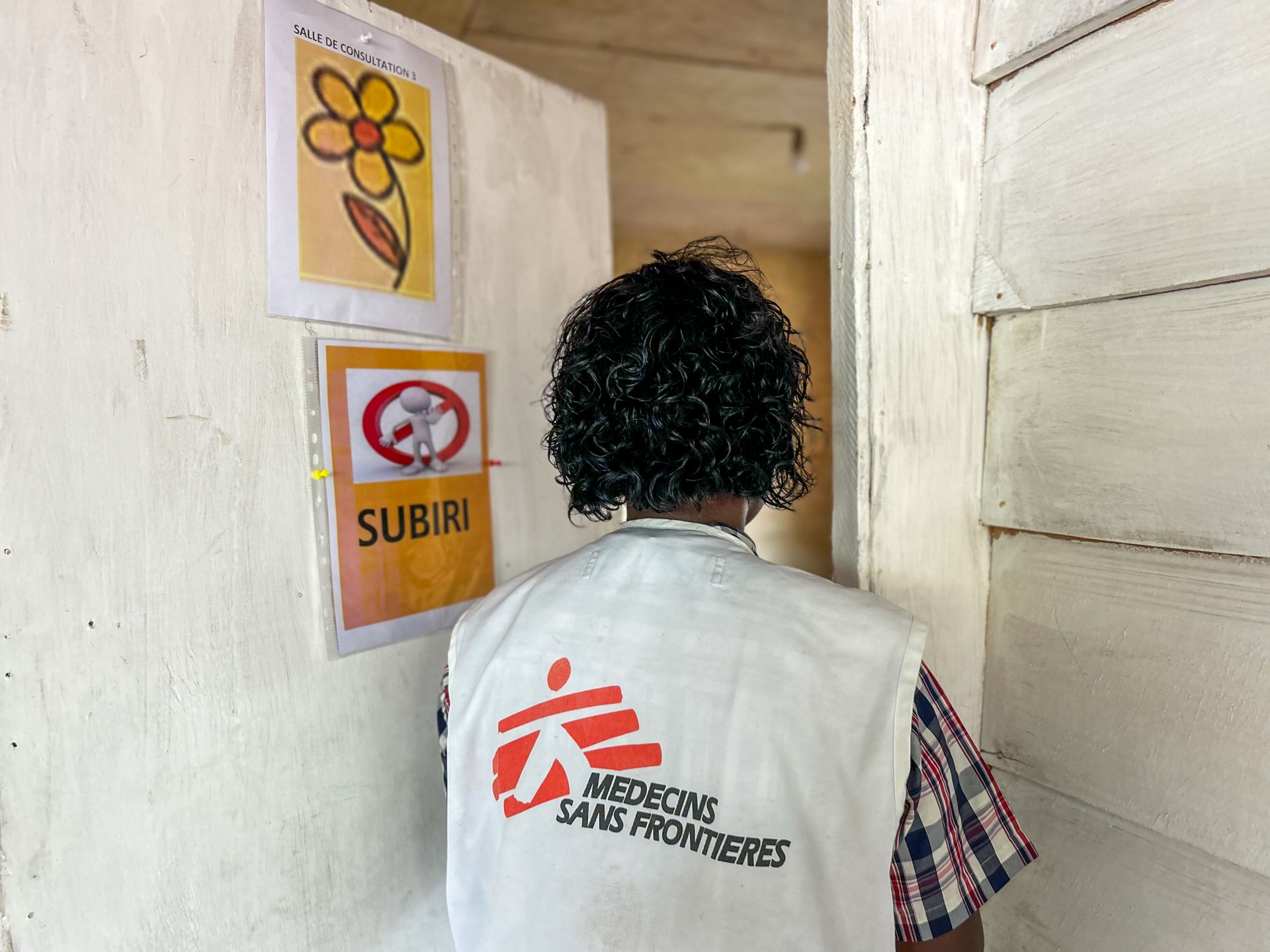 一名無國界醫生助產士督導走進剛果第二大城戈馬（Goma）一間診所的小黃花房間。照片攝於2025年3月25日。