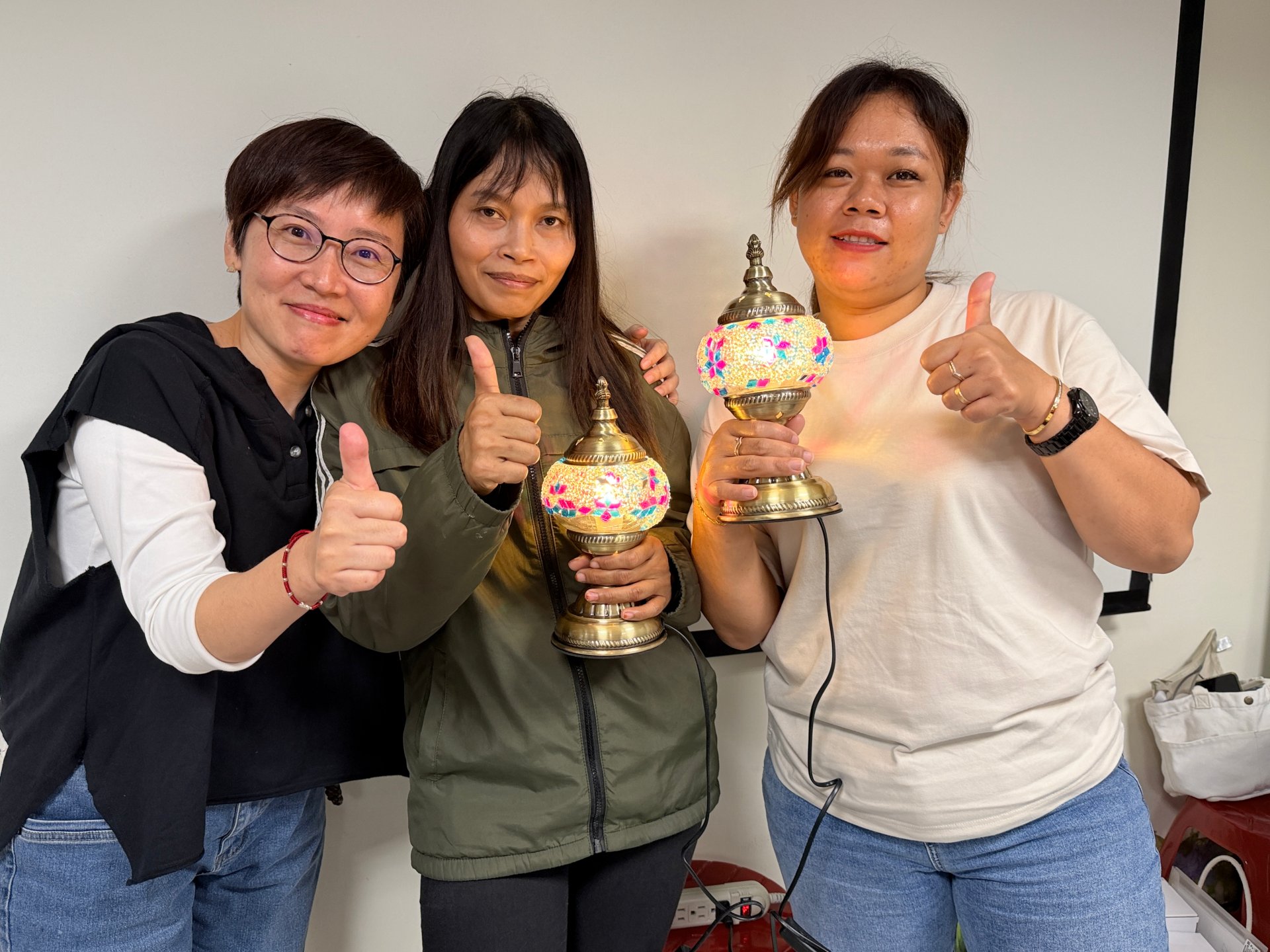 學員完成製作土耳其玻璃燈，充滿自信心，開心展示親手完成的成果，並與講師施慧凌合影留念。