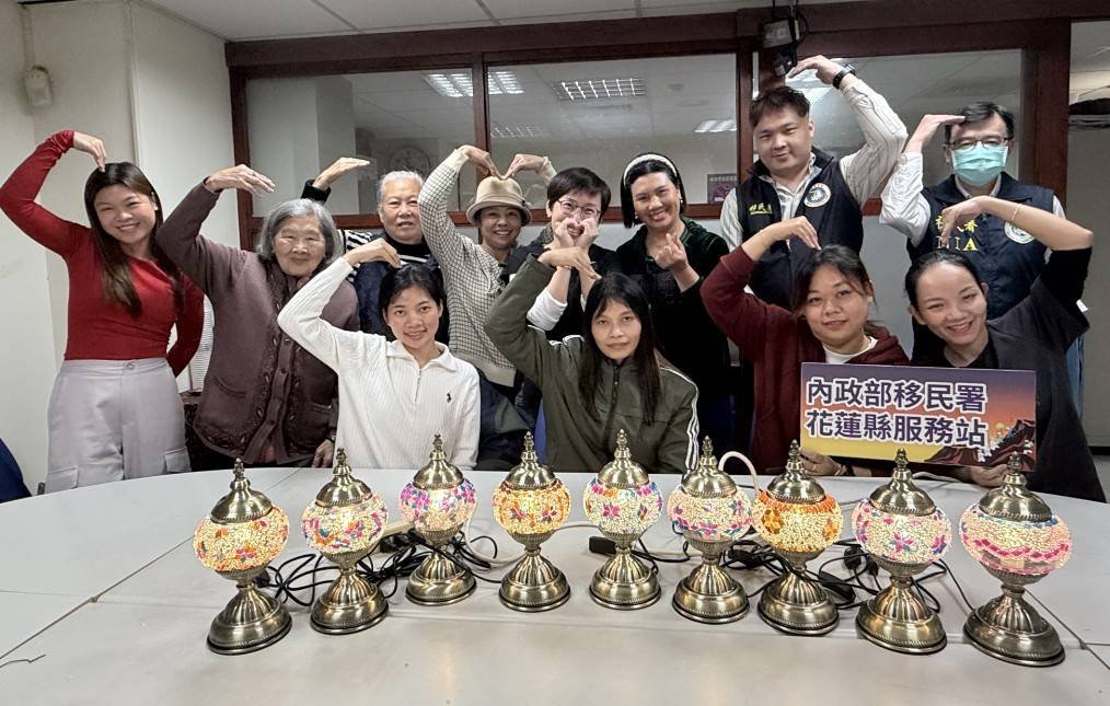 學員與工作人員開心合影留念，並展示親手製作的土耳其玻璃燈作品，以愛心手勢傳遞溫暖祝福。