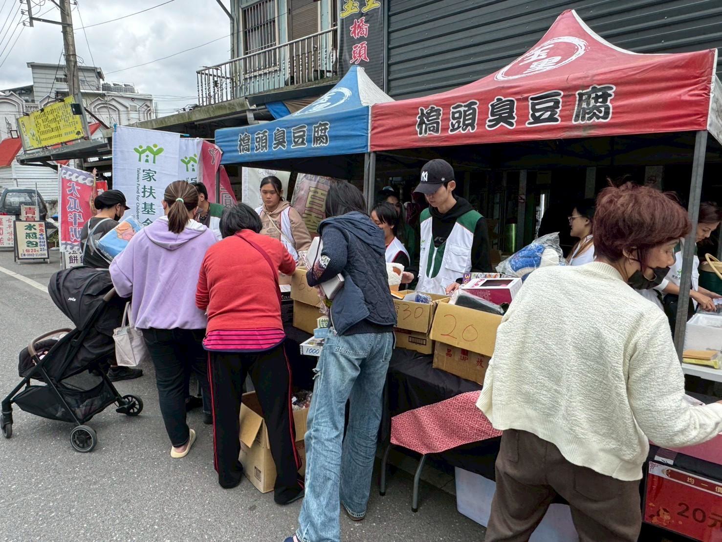 家扶義賣吸引不少路過者停下腳步細心挑選（玉里）