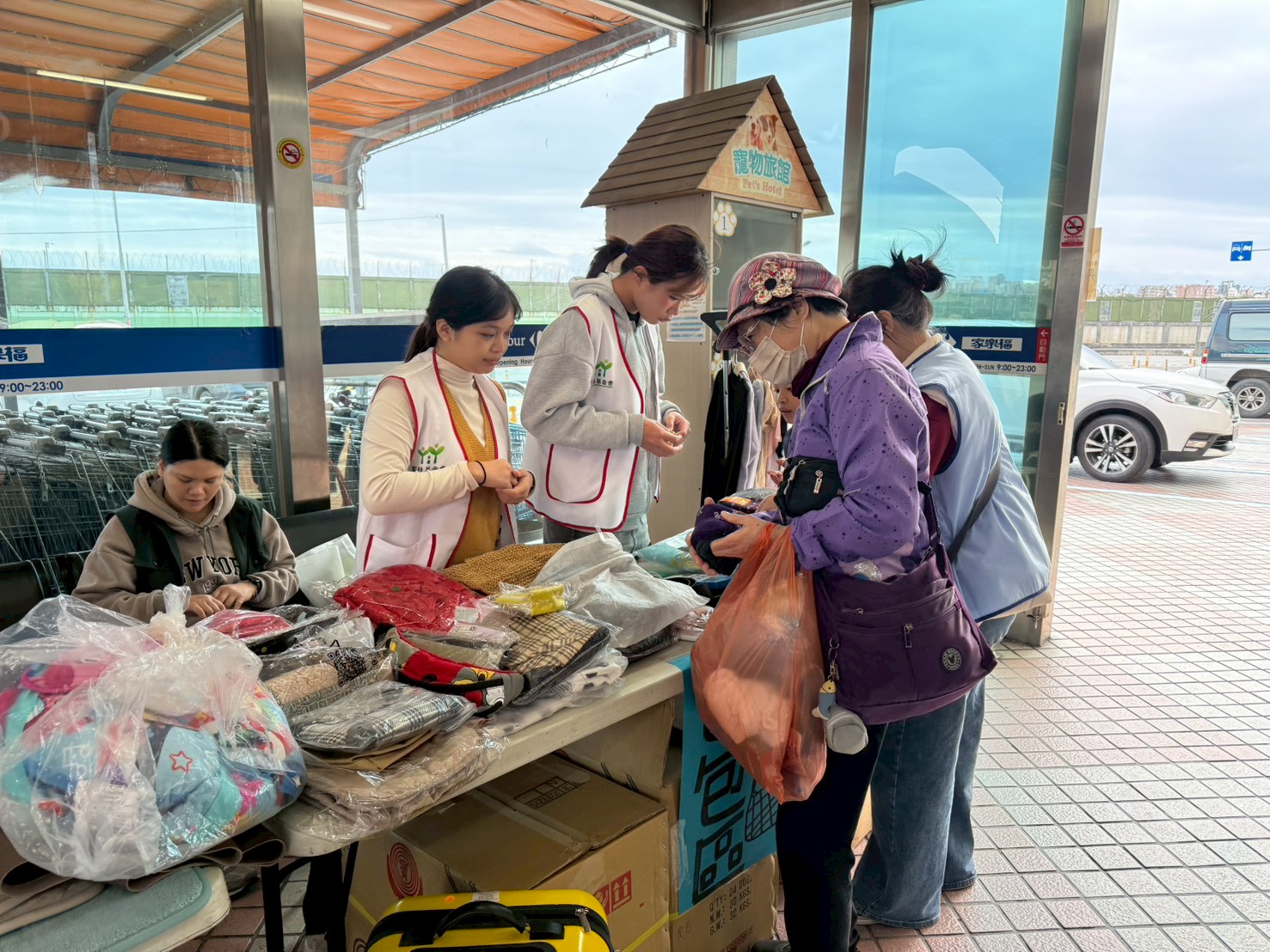 家扶中心感謝熱心商家提供場地，支持義賣活動（新城家樂福）